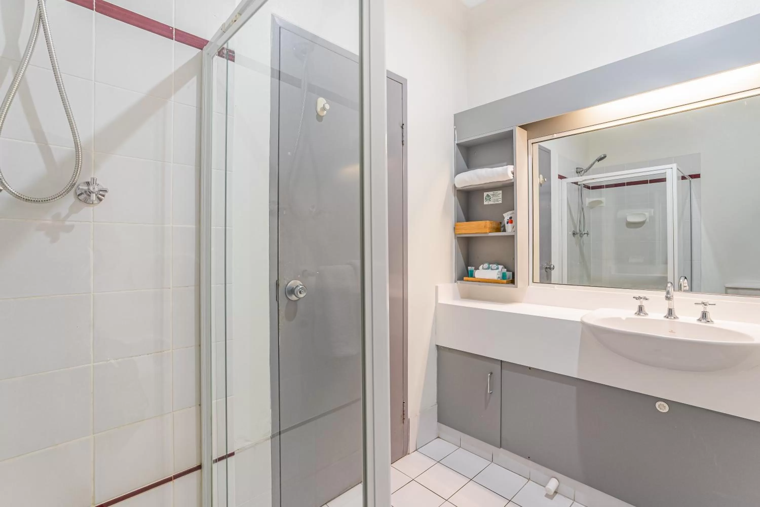 Shower in Nelson Towers Motel & Apartments