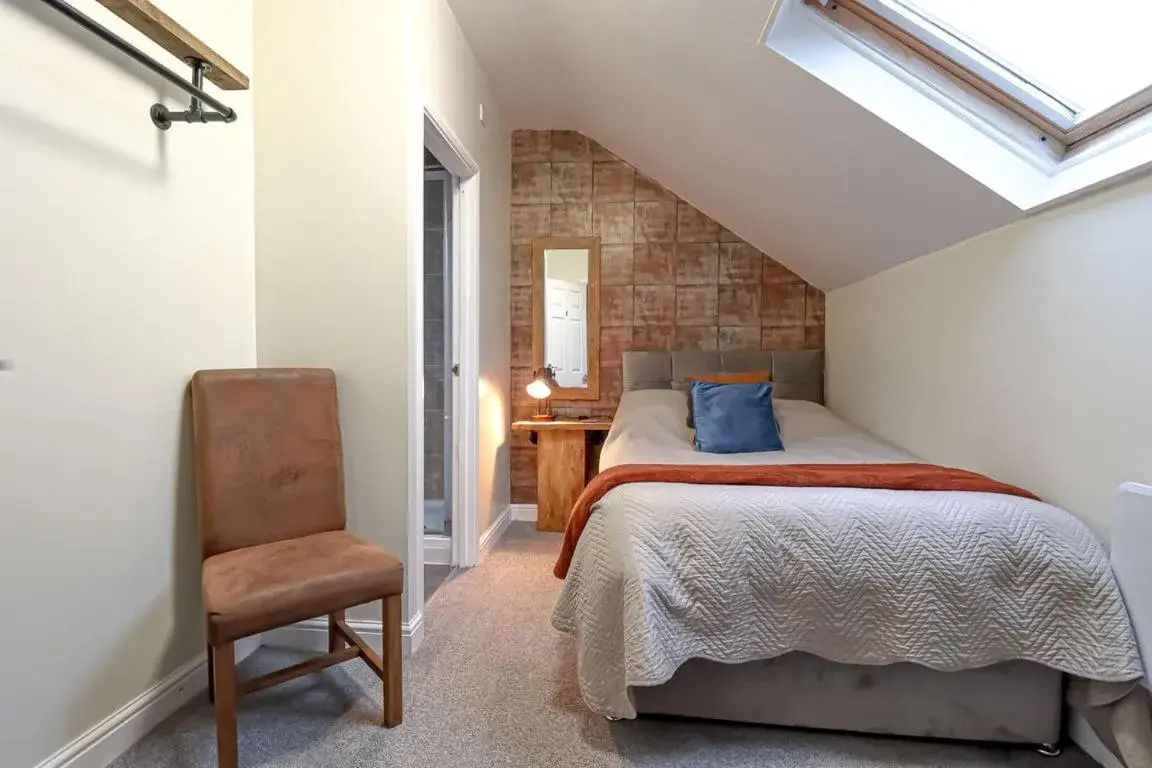 Bedroom, Bed in Little Lodge Walcote Lutterworth