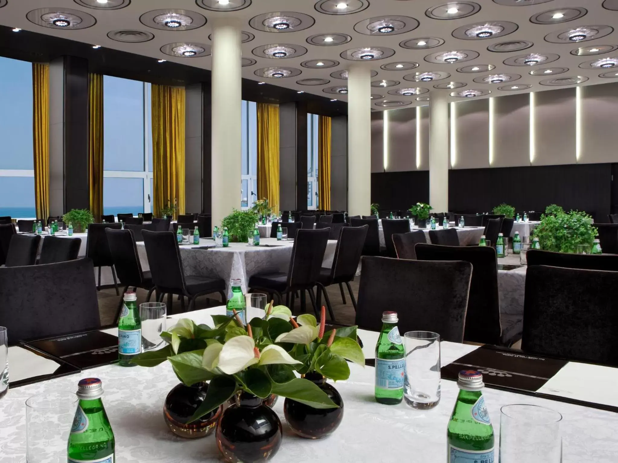 Restaurant/Places to Eat in Dan Tel Aviv Hotel