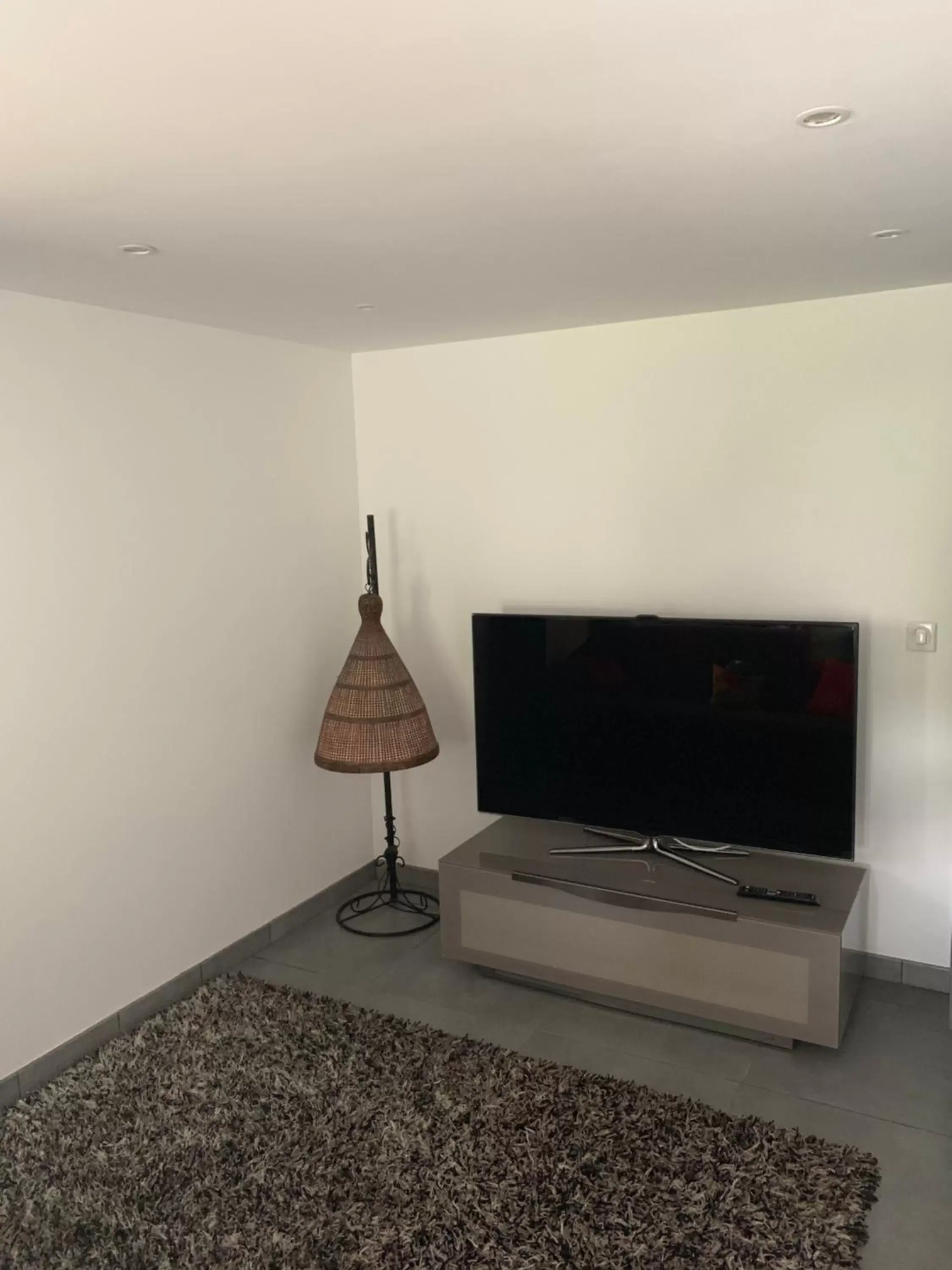 TV/Entertainment Center in Appart T2
