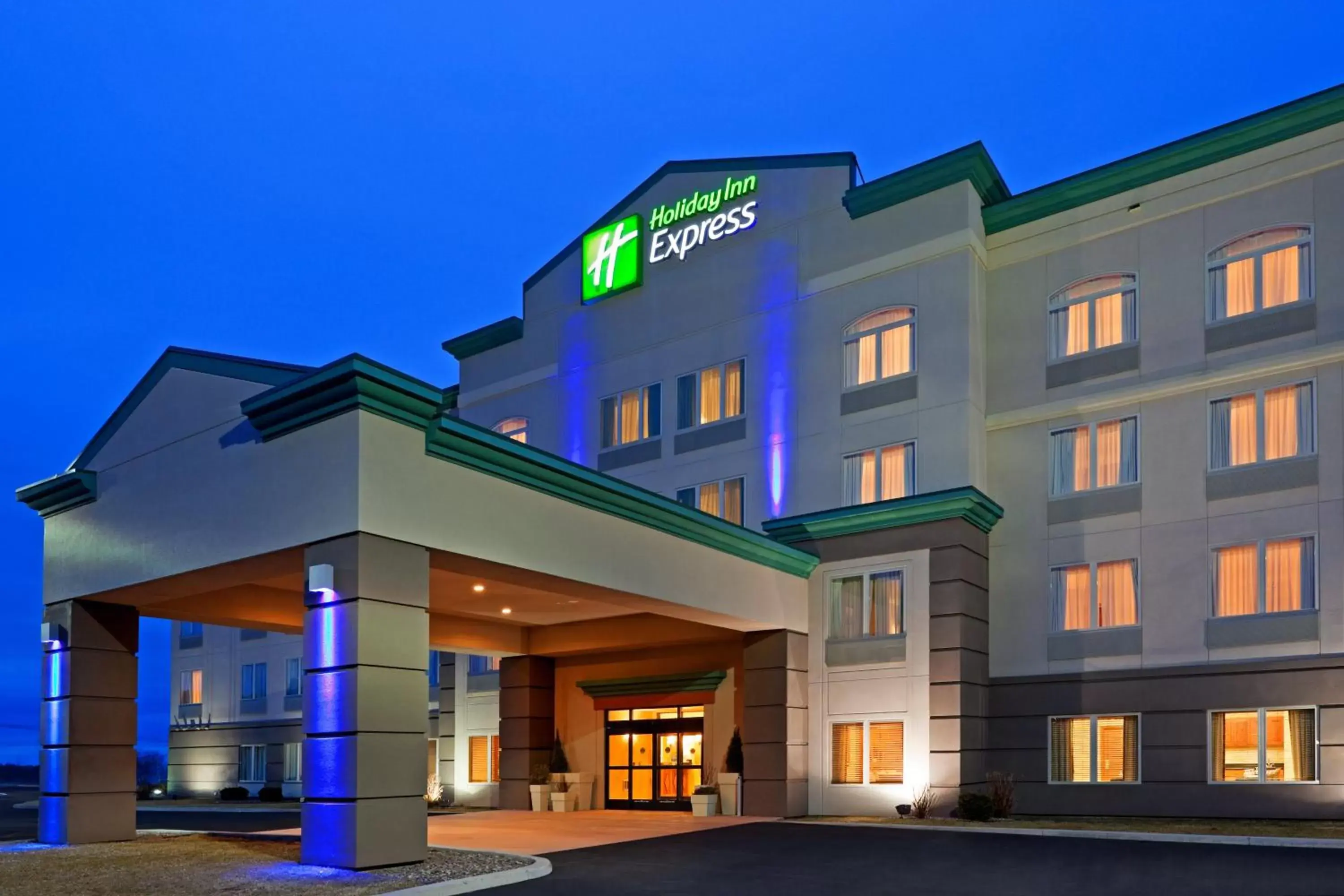 Property building in Holiday Inn Express Syracuse-Fairgrounds, an IHG Hotel