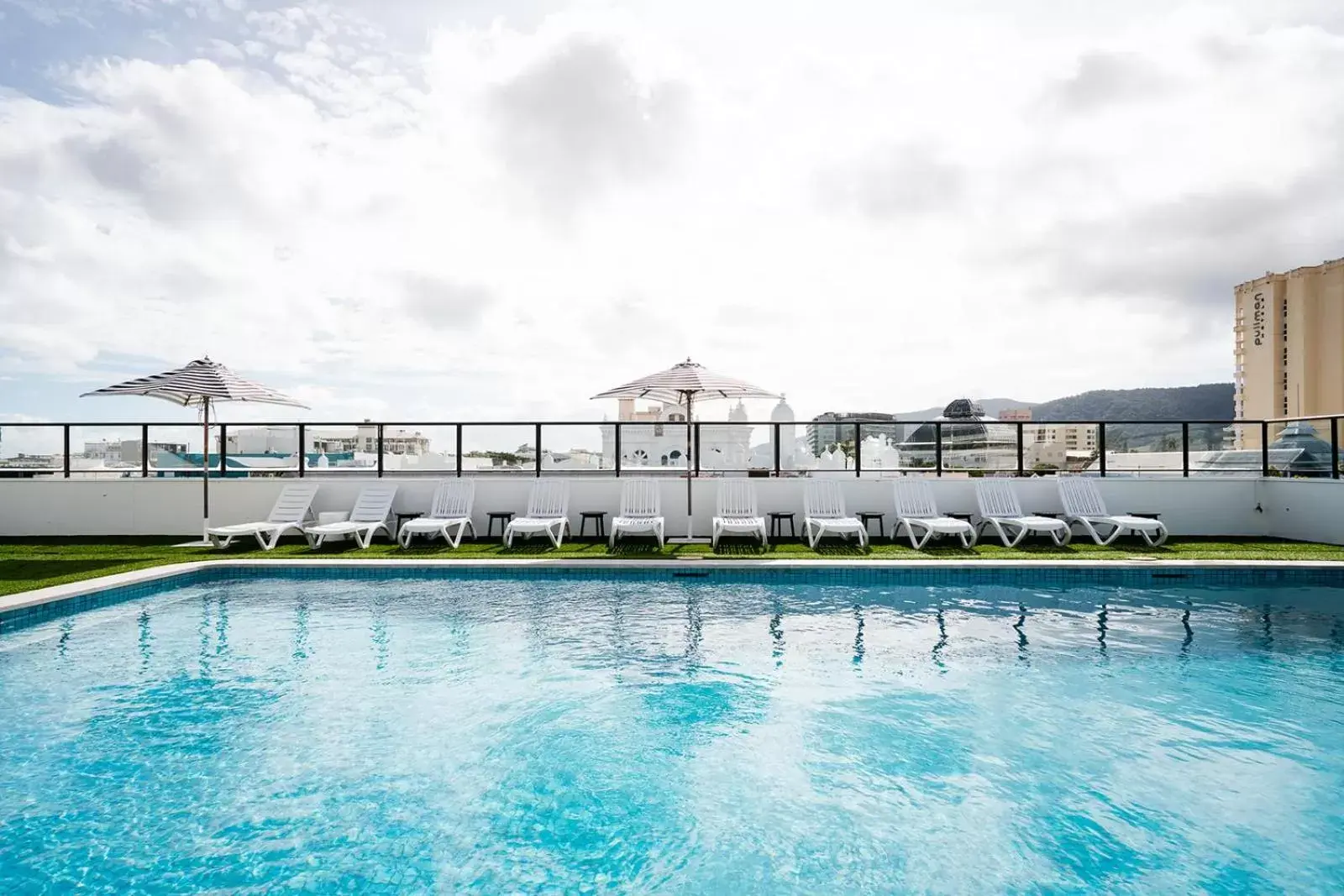 Swimming Pool in The Benson Hotel