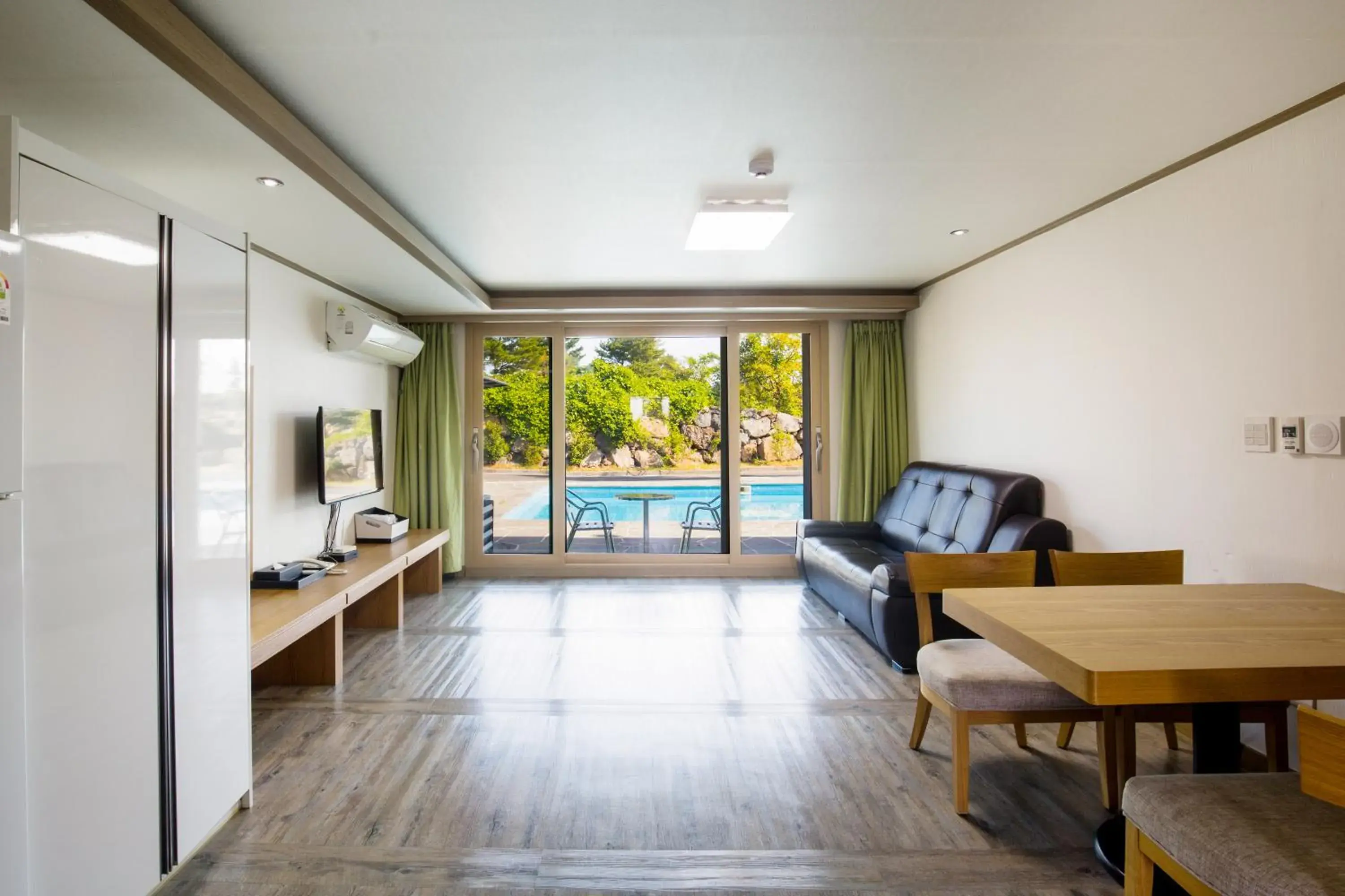 Living room, Dining Area in Suandsu Hotel