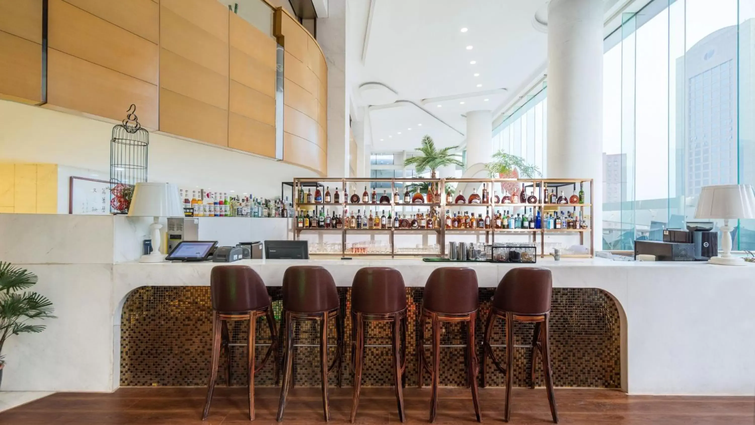 Lounge or bar, Lounge/Bar in Holiday Inn Shijiazhuang Central, an IHG Hotel