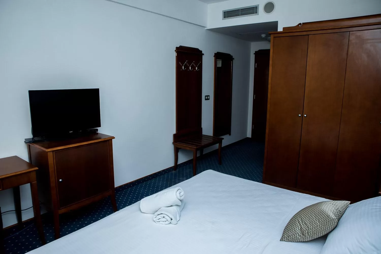 Communal lounge/ TV room, Bed in Hotel Hum