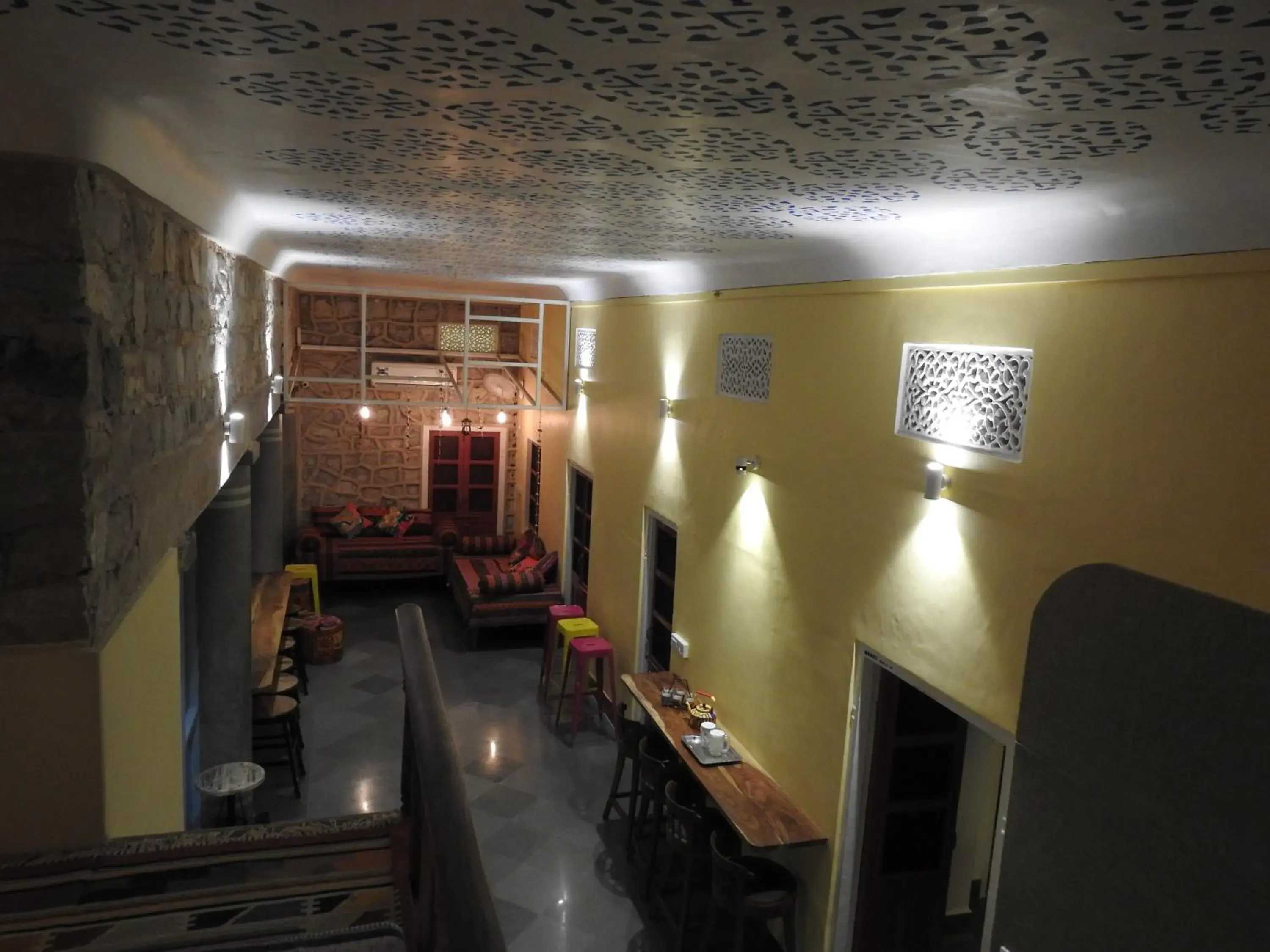 Communal lounge/ TV room in Jaipur Jantar Hostel