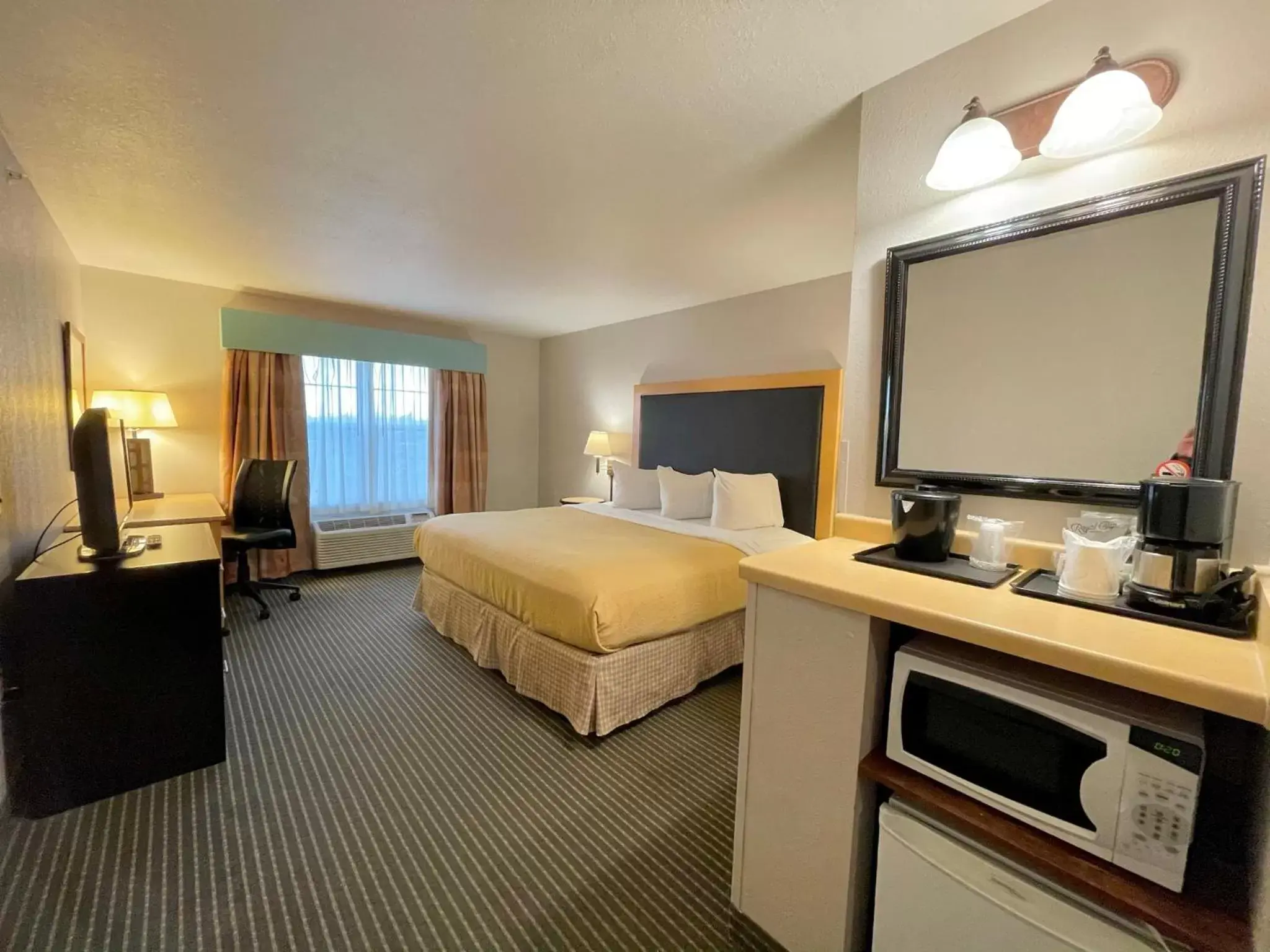 TV and multimedia in Zion Inn & Suites