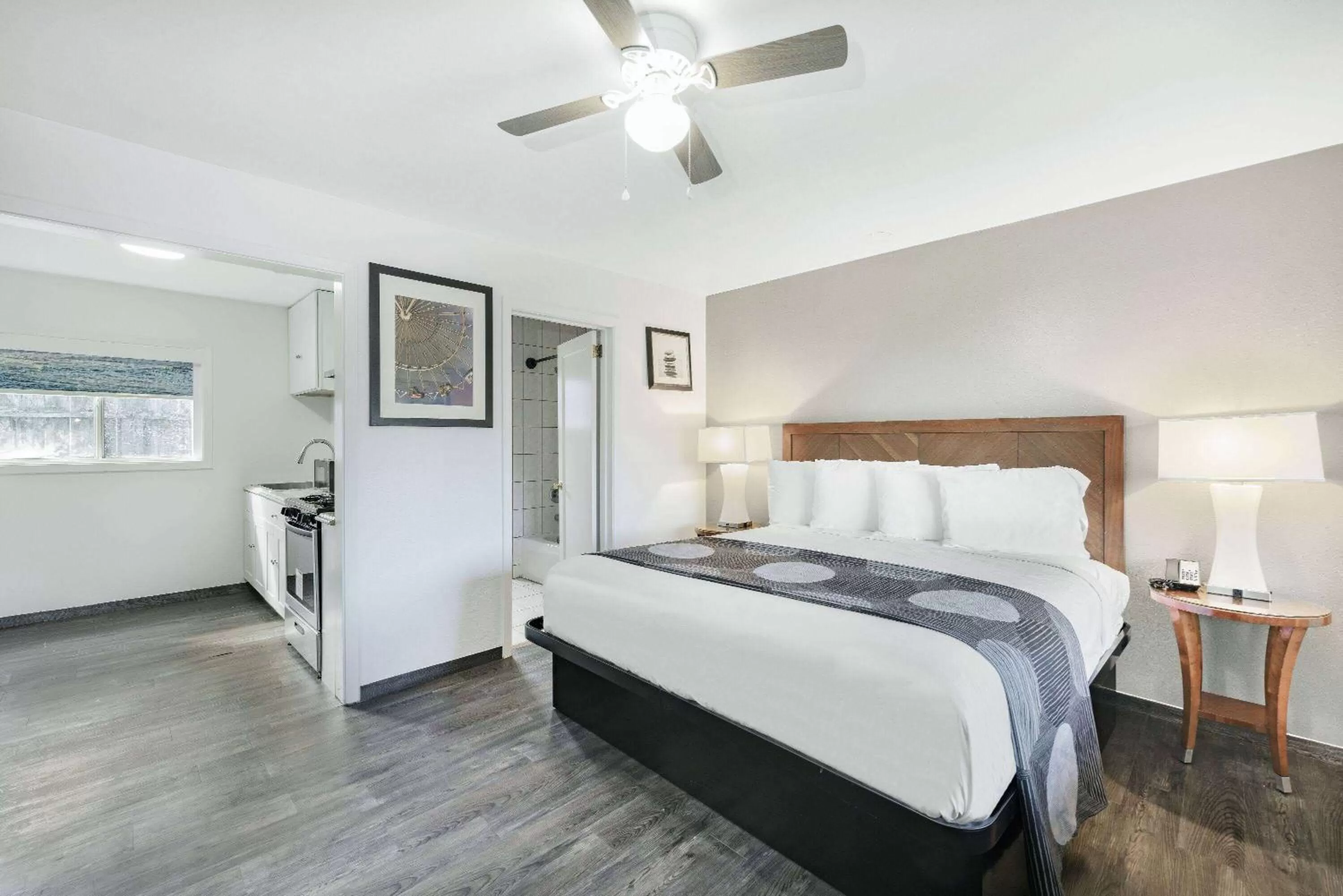 Photo of the whole room, Bed in Oceanside Inn & Suites, a Days Inn by Wyndham