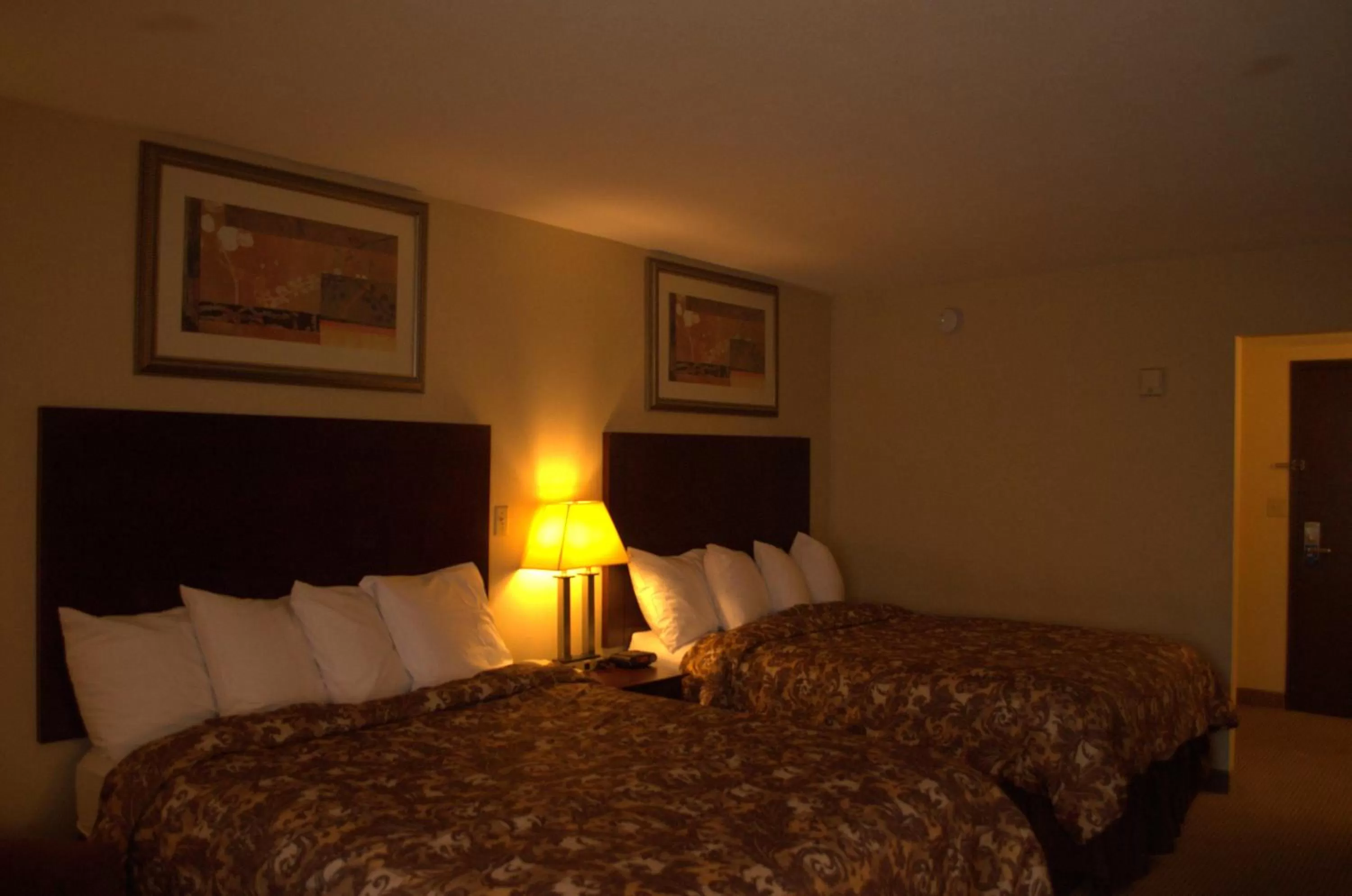 Bed in Rodeway Inn & Suites East Windsor