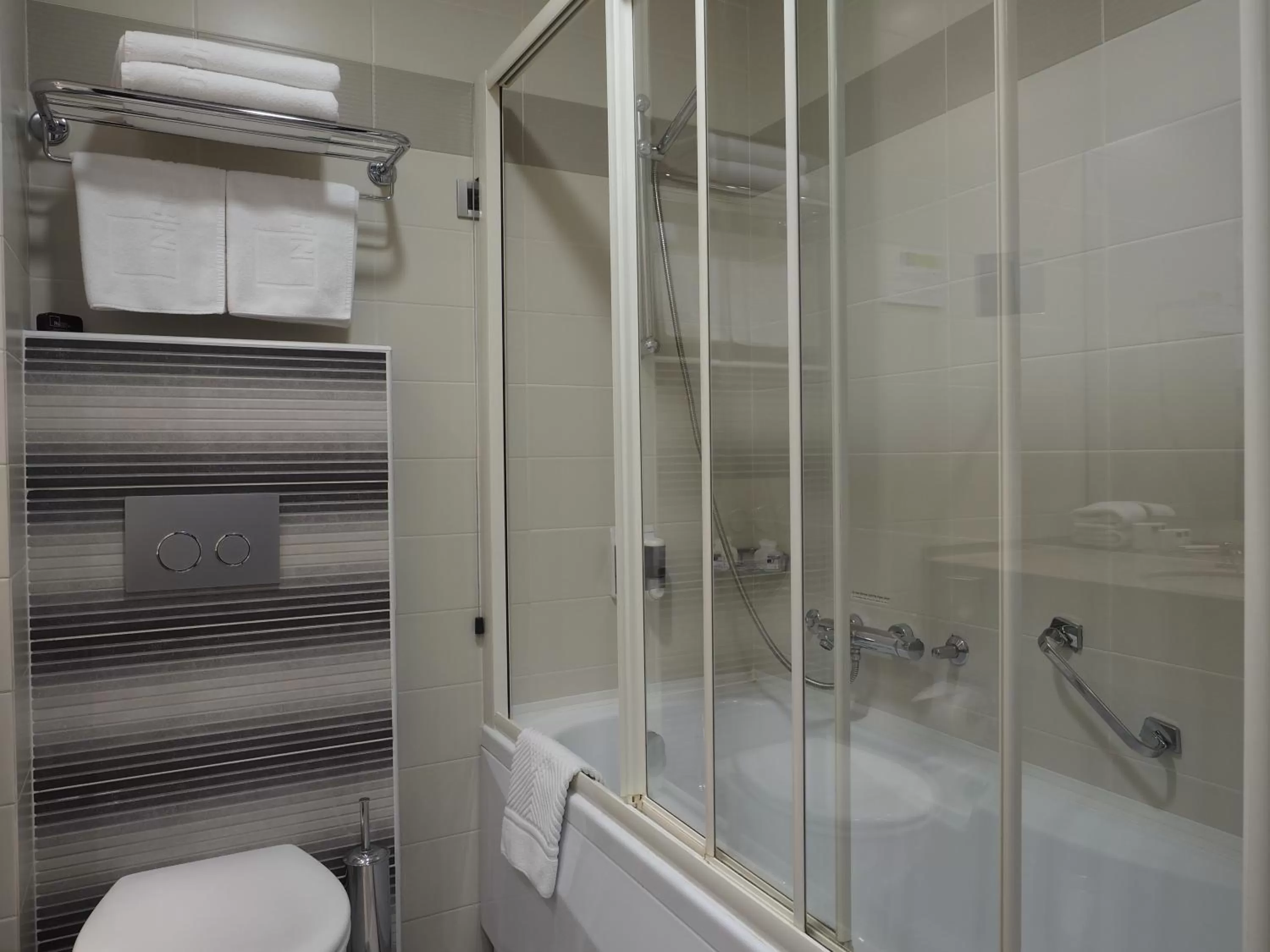 Shower in IN Hotel Beograd