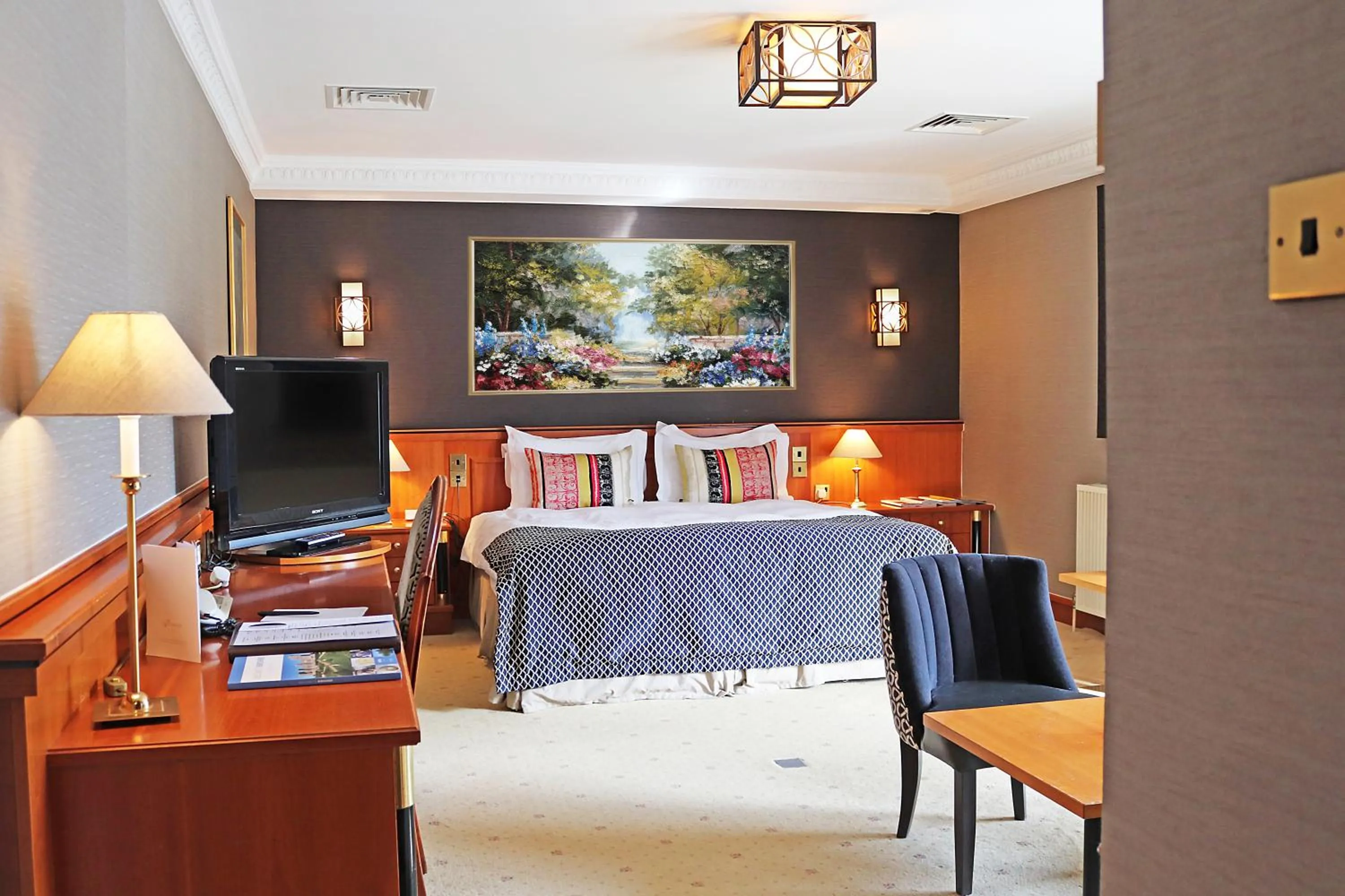 Bed in Fredrick's Hotel & Spa