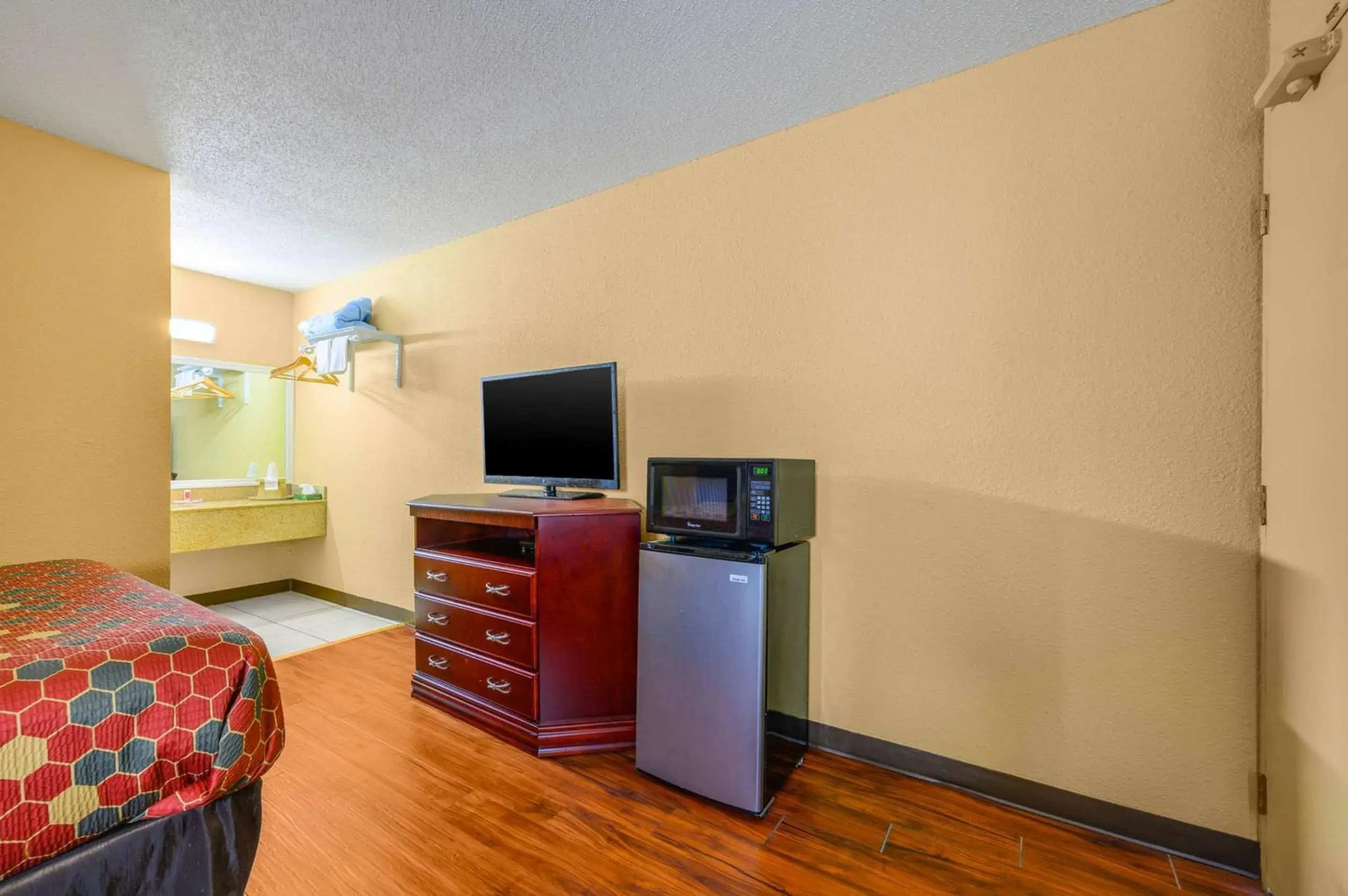 Photo of the whole room, TV/Entertainment Center in Econo Lodge