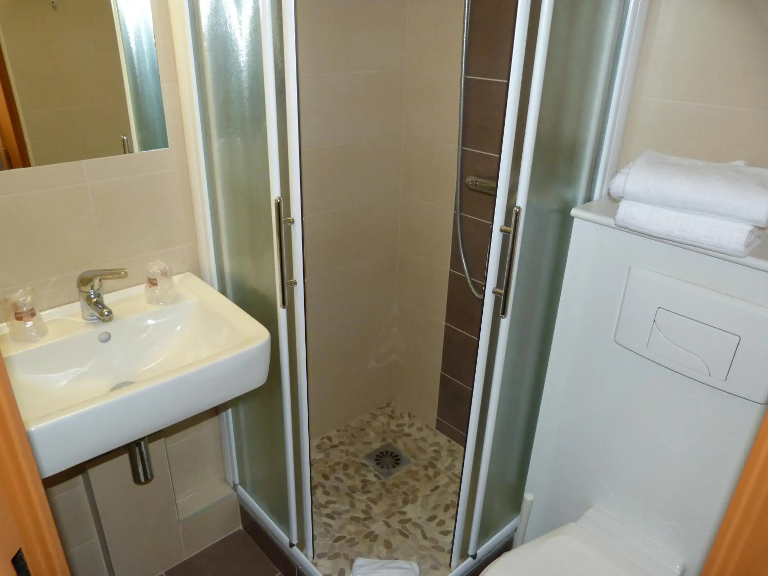 Shower, Bathroom in Best Hotel Euromedecine