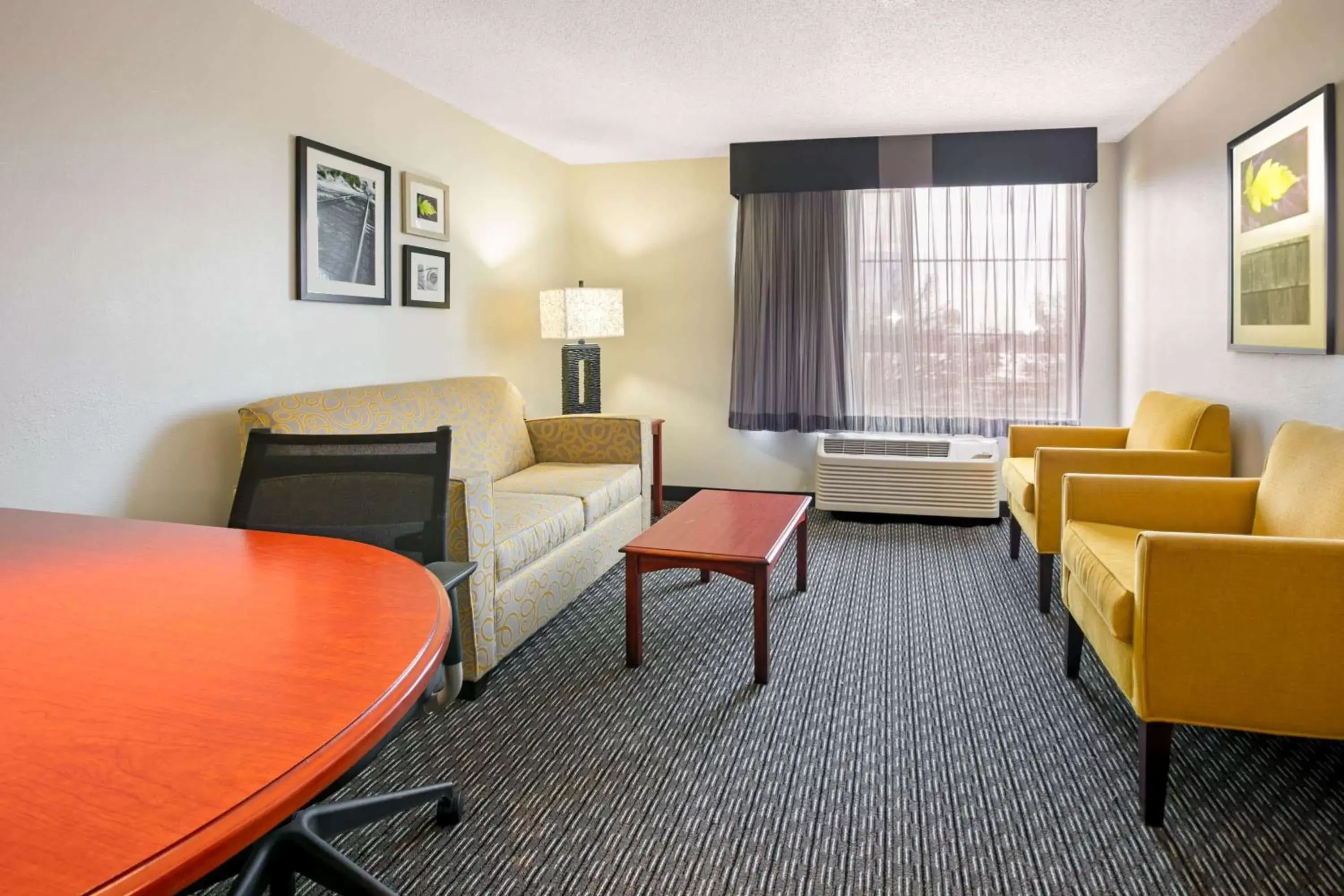 Photo of the whole room, Seating Area in La Quinta by Wyndham DFW Airport South / Irving