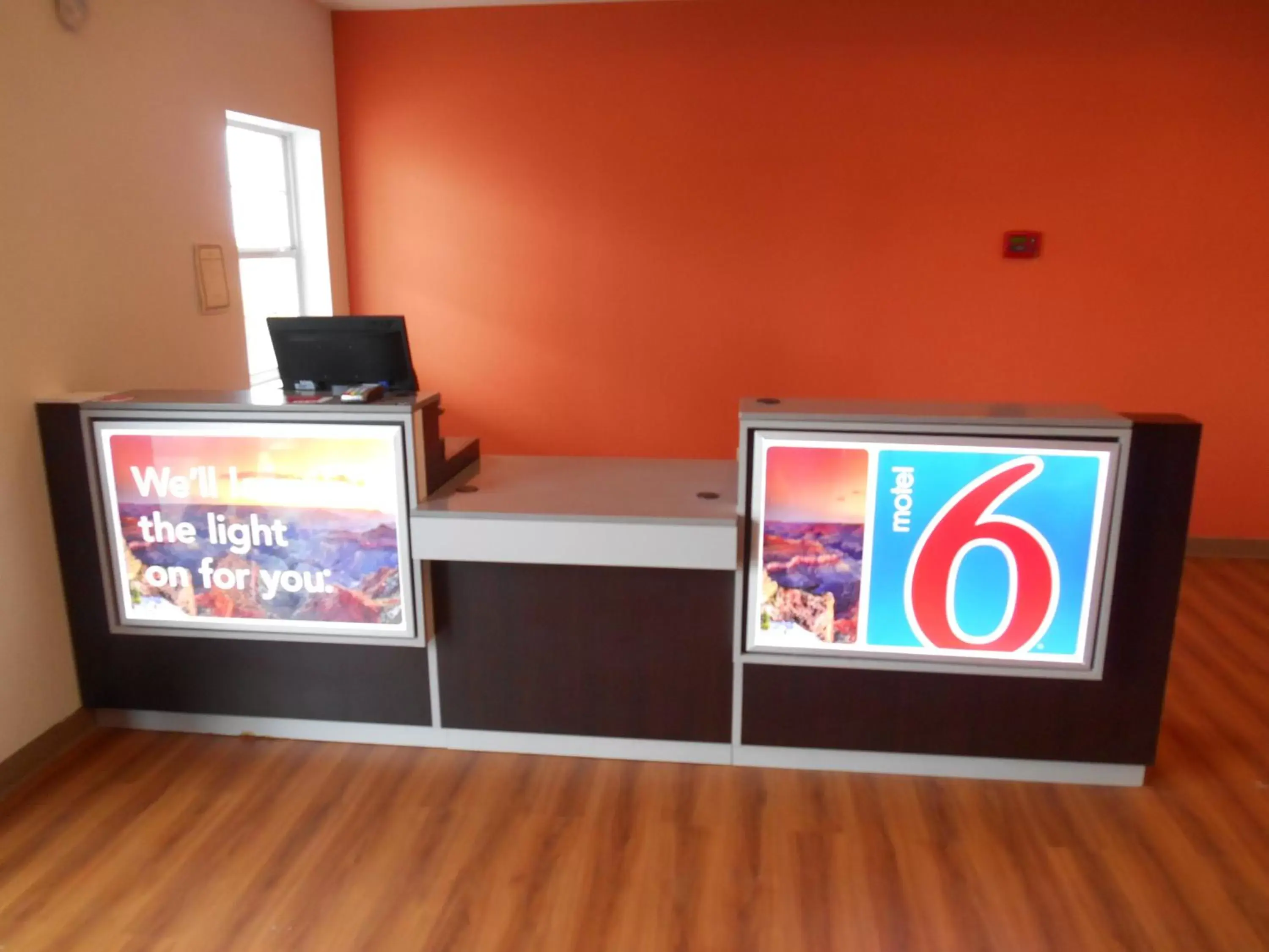 Lobby or reception, TV/Entertainment Center in Motel 6-Jourdanton, TX