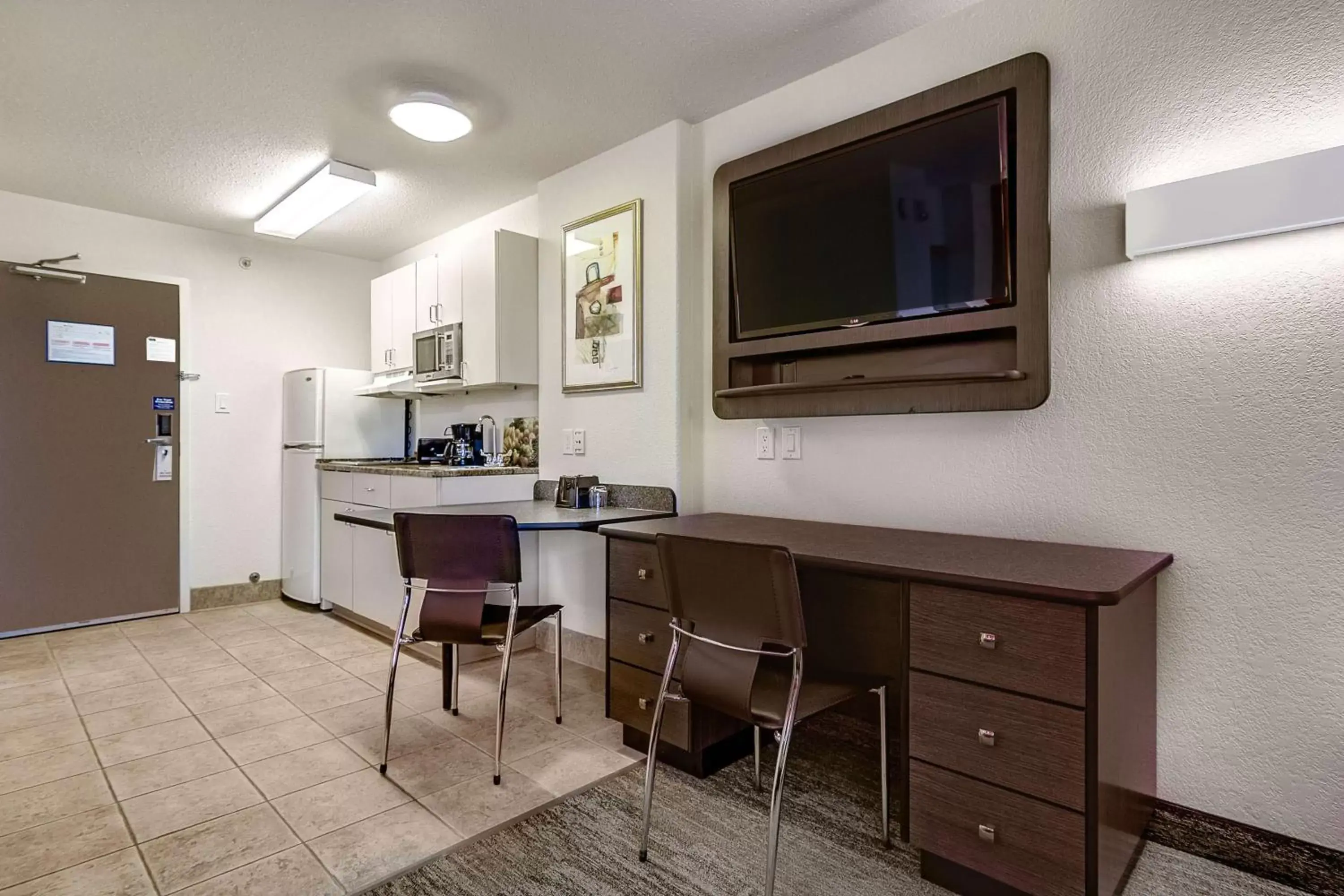 Photo of the whole room, TV/Entertainment Center in Motel 6-Saskatoon, SK