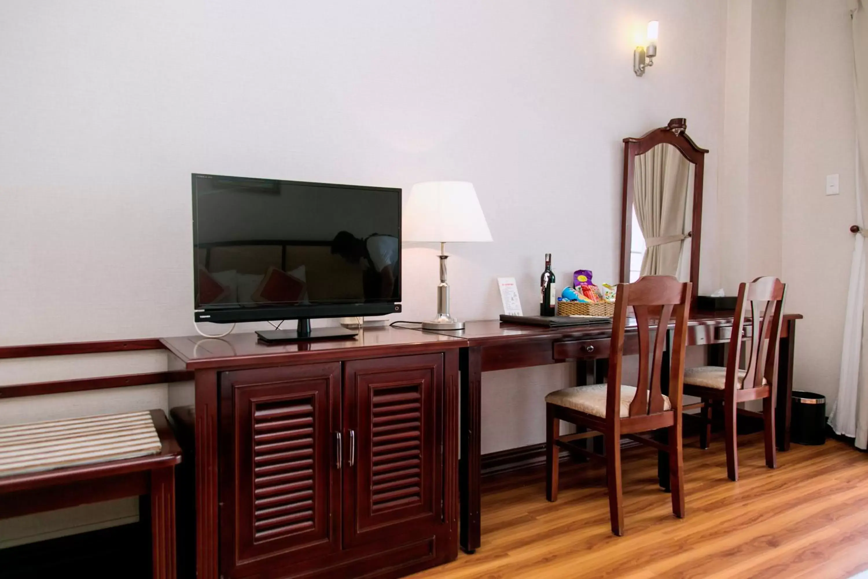 TV/Entertainment Center in Seagull Hotel