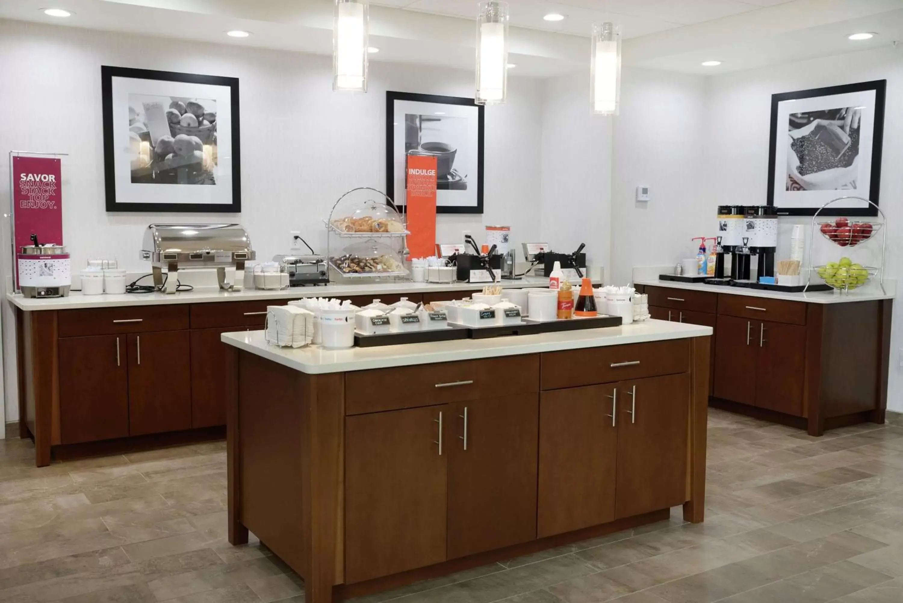 Breakfast, Kitchen/Kitchenette in Hampton Inn & Suites Oklahoma City/Quail Springs