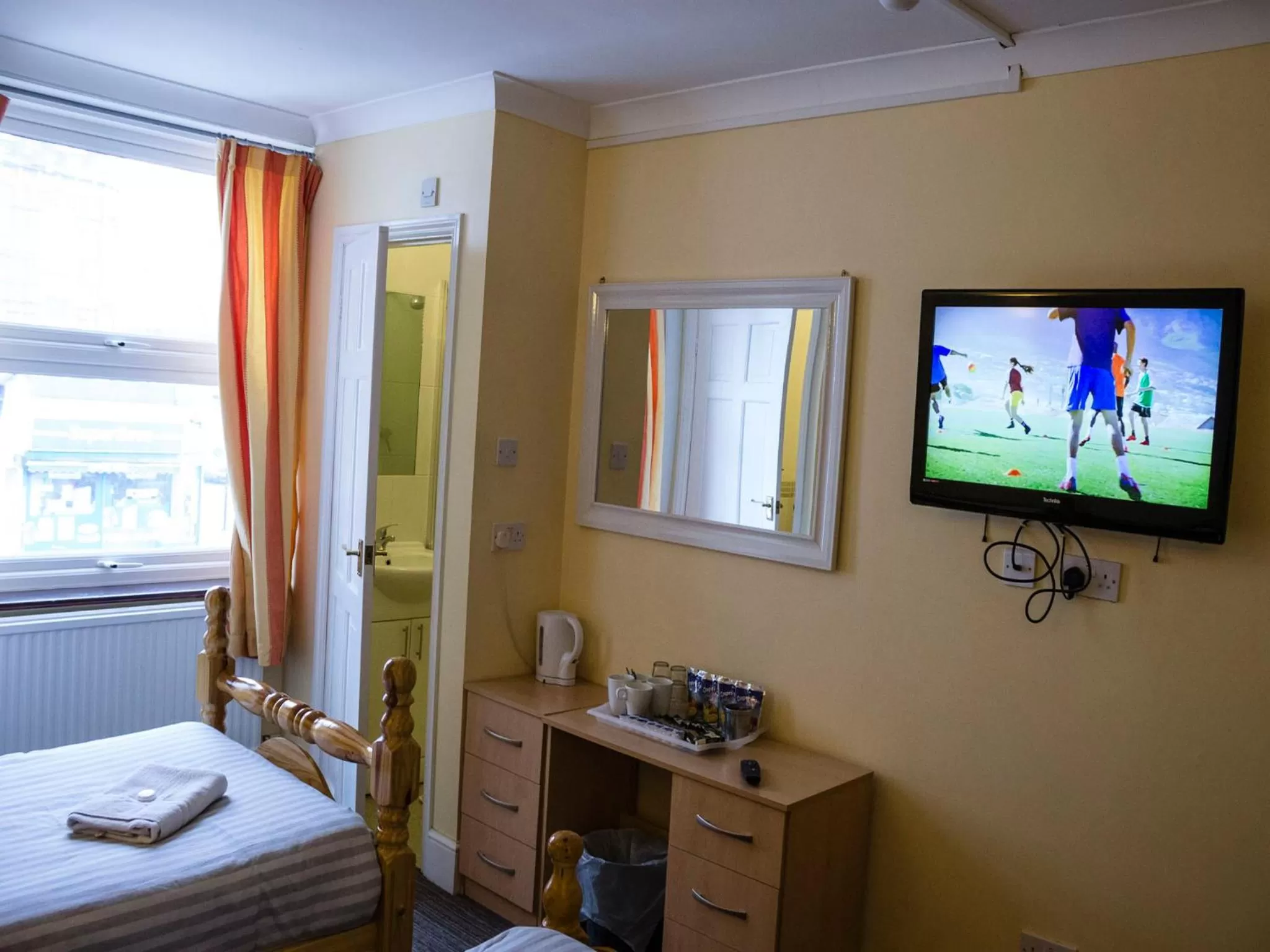 Bedroom, Bed in Cricklewood Lodge Hotel