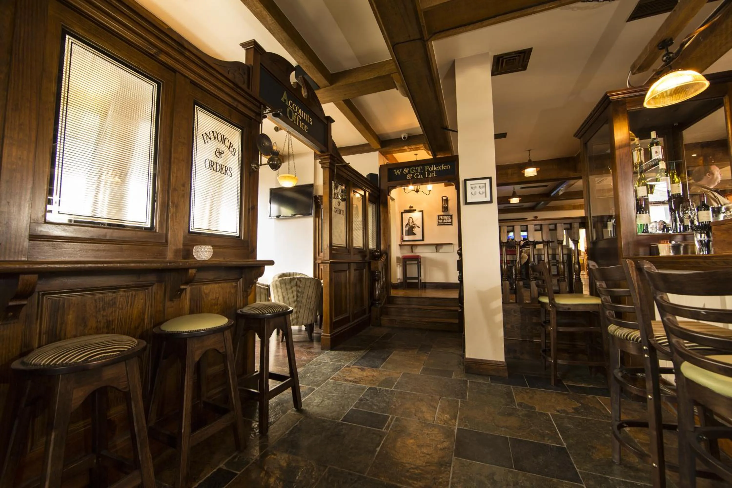 Lounge or bar in Riverside Hotel