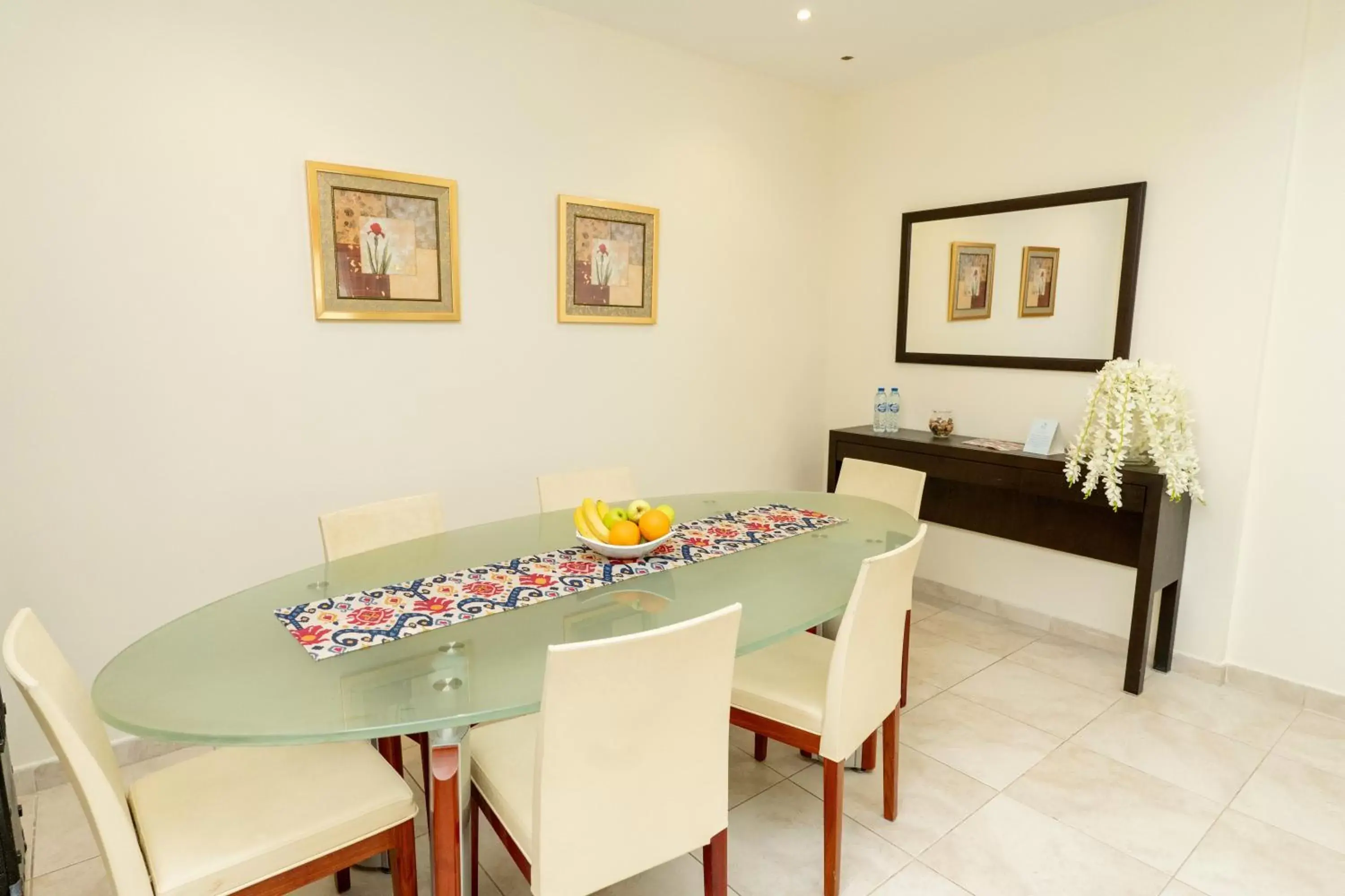 Dining Area in Al Raya Hotel Apartments