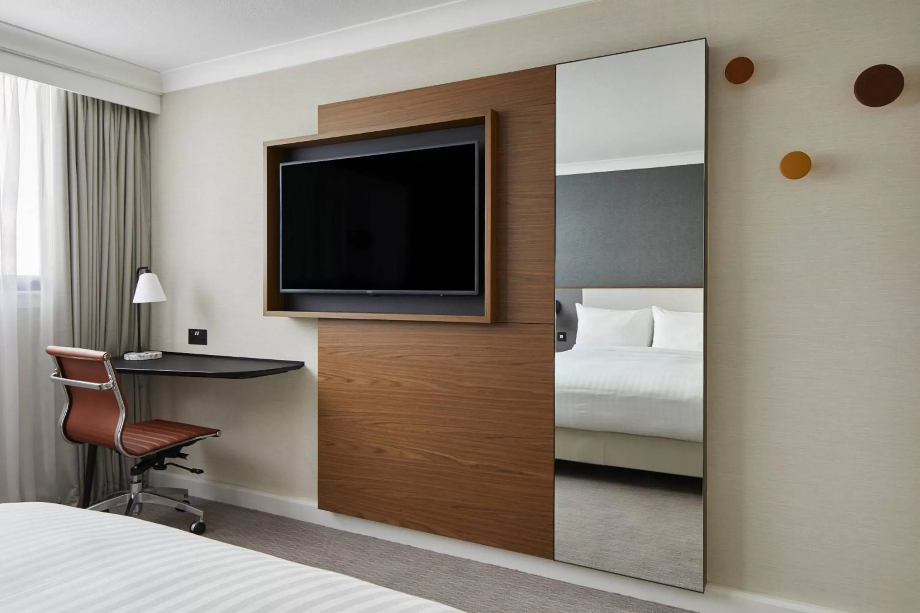 Photo of the whole room, TV/Entertainment Center in Cardiff Marriott Hotel