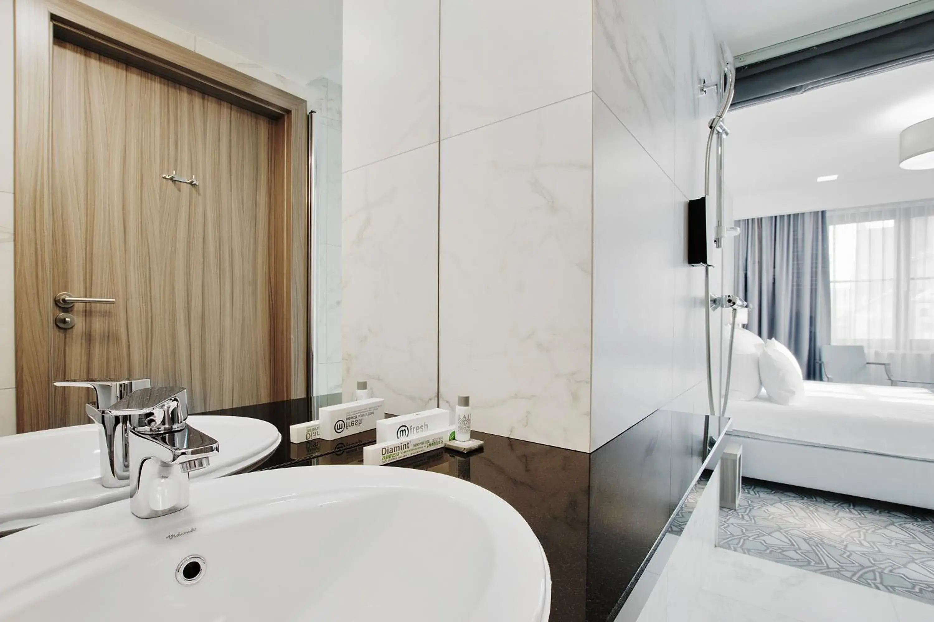 Shower, Bathroom in Golden Tulip Krakow Kazimierz