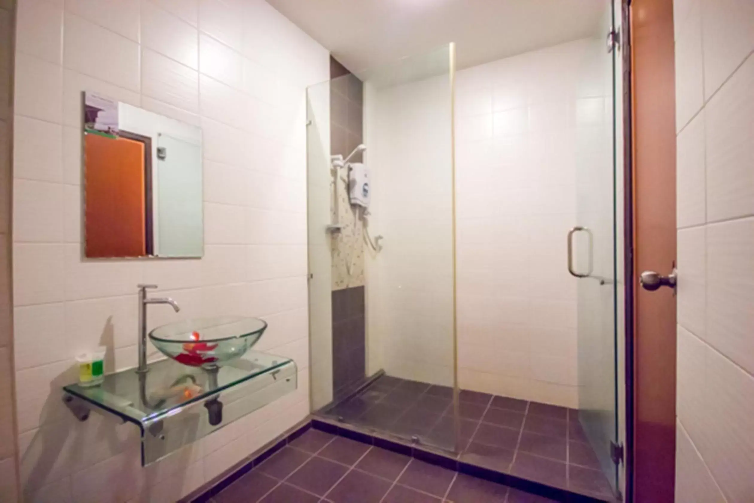 Shower, Bathroom in Chariton Hotel Butterworth