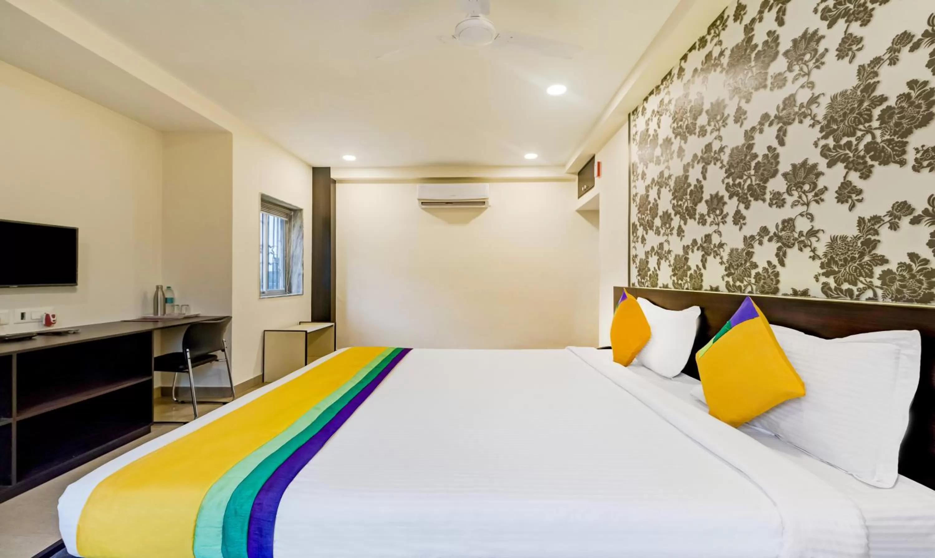 Bedroom, Bed in Itsy Hotels Neeranand Plaza, Bhawanipur