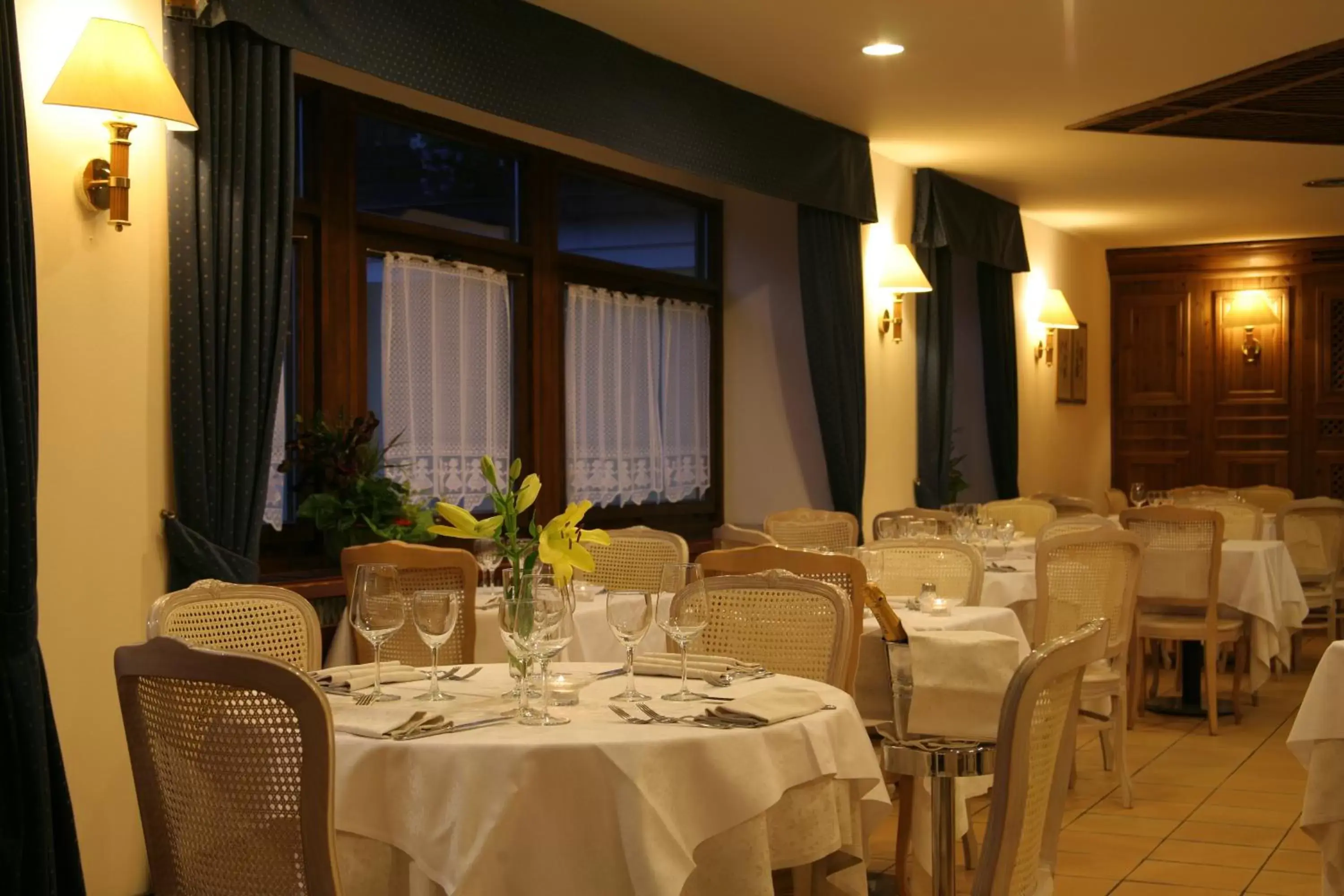 Restaurant/Places to Eat in Hotel Alaska Cortina