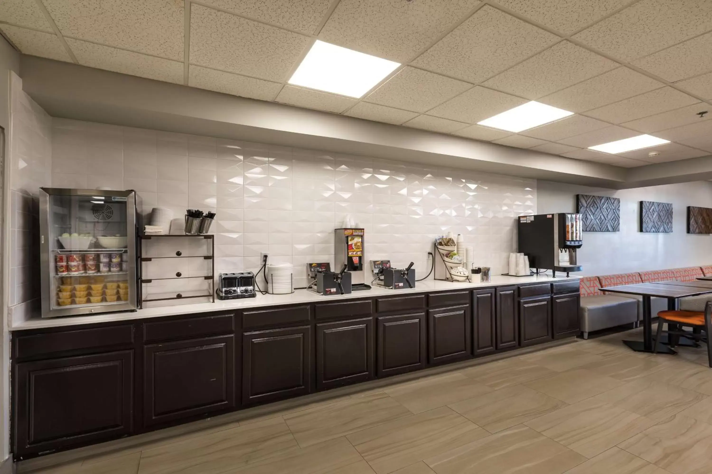 Restaurant/places to eat, Kitchen/Kitchenette in Country Inn & Suites by Radisson, Lake Norman Huntersville, NC