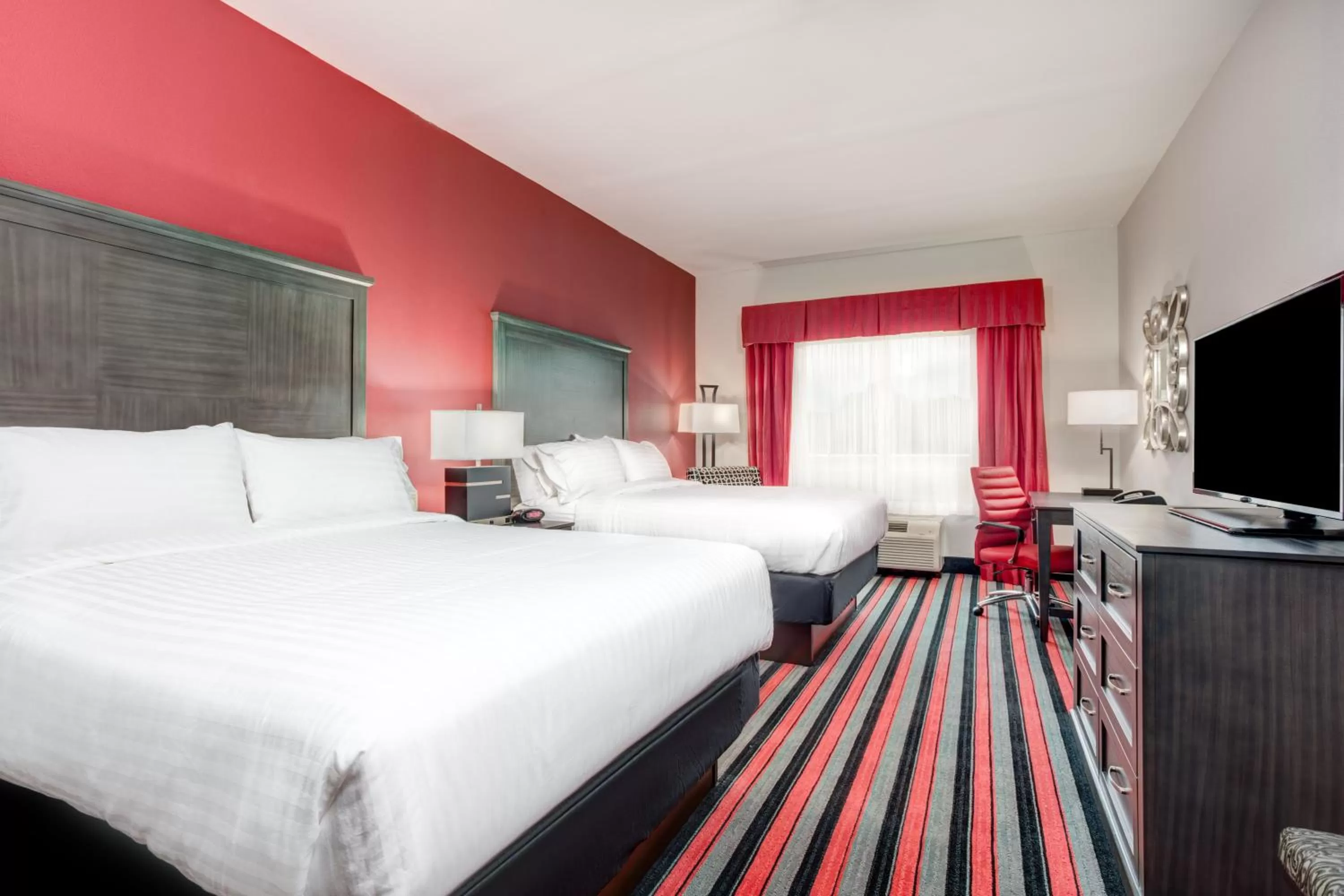 Photo of the whole room, Bed in Holiday Inn Lafayette North by IHG