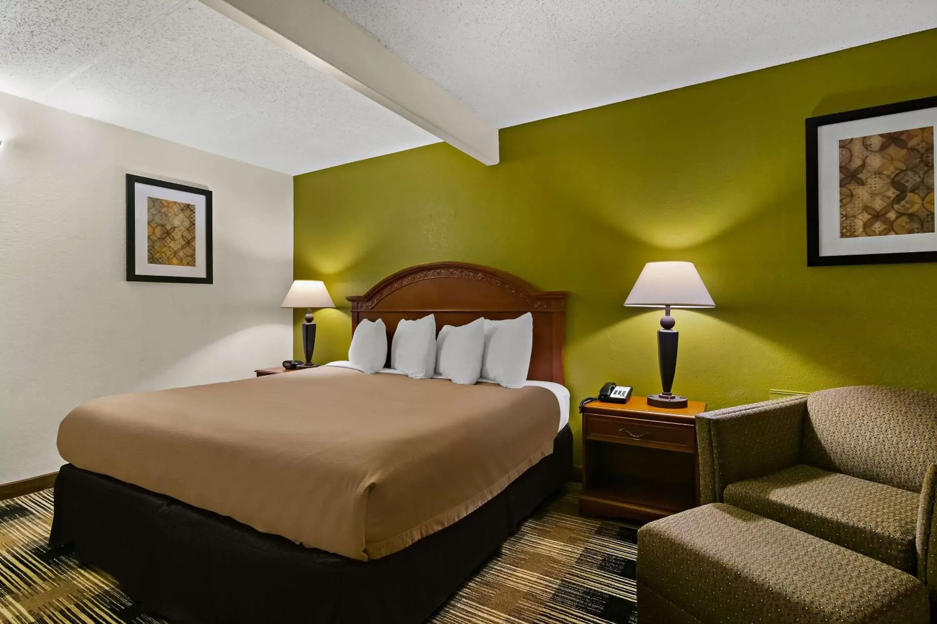 Photo of the whole room, Bed in Best Western Windsor Suites