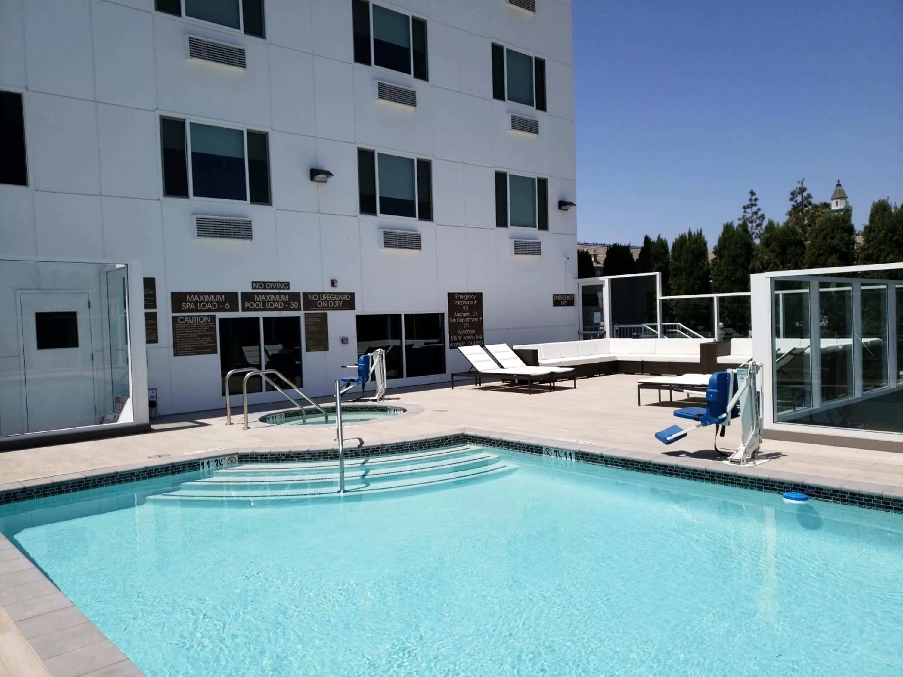 Swimming pool in Wyndham Anaheim