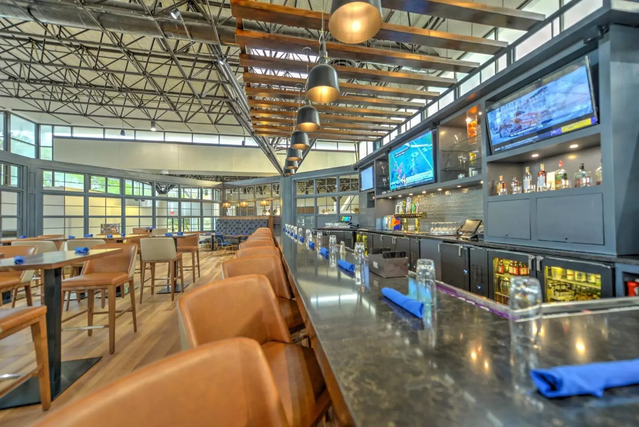 Lounge or bar, Lounge/Bar in Crowne Plaza Jacksonville Airport, an IHG Hotel