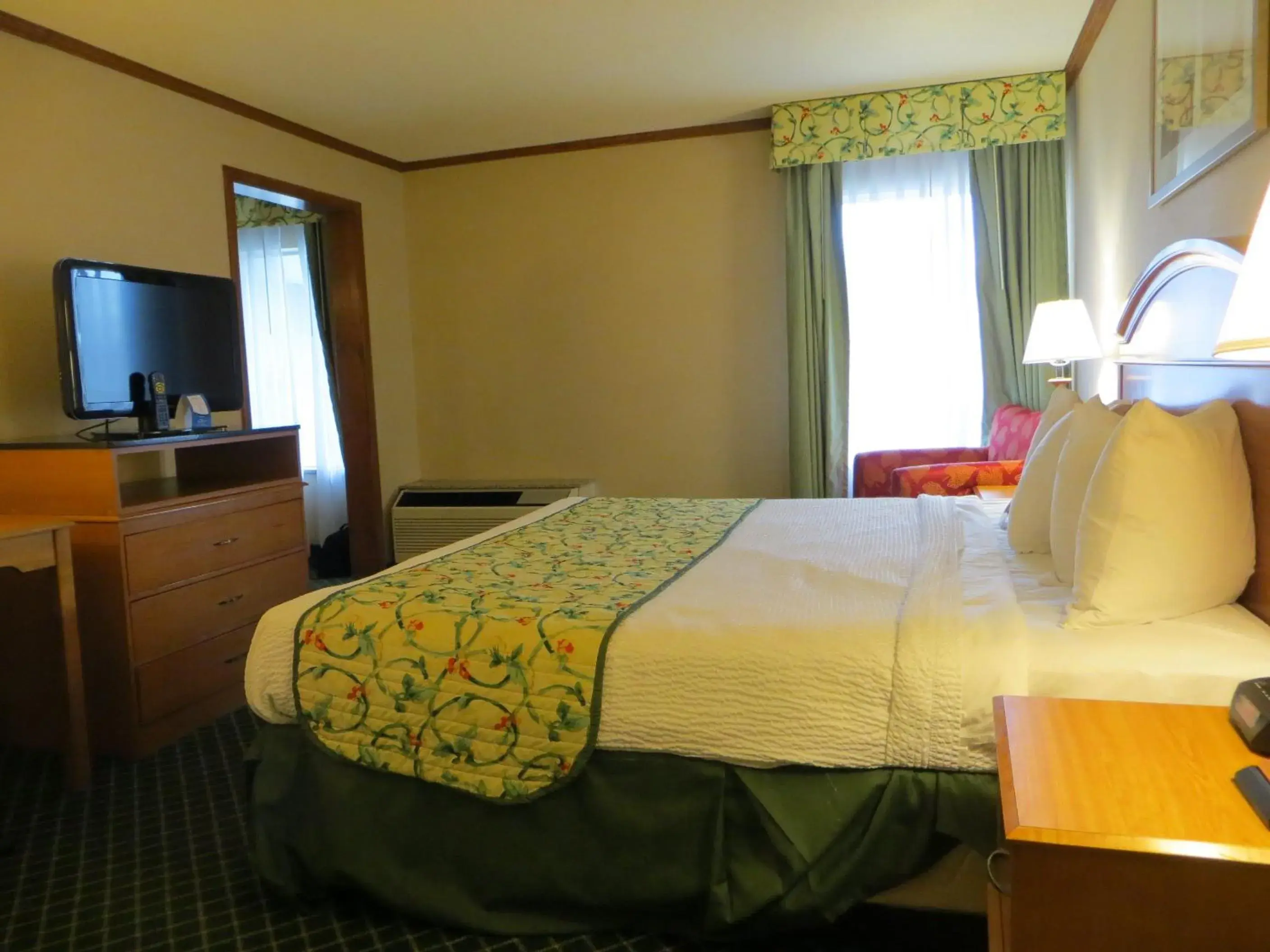 Photo of the whole room, Bed in Baymont by Wyndham Kalamazoo East