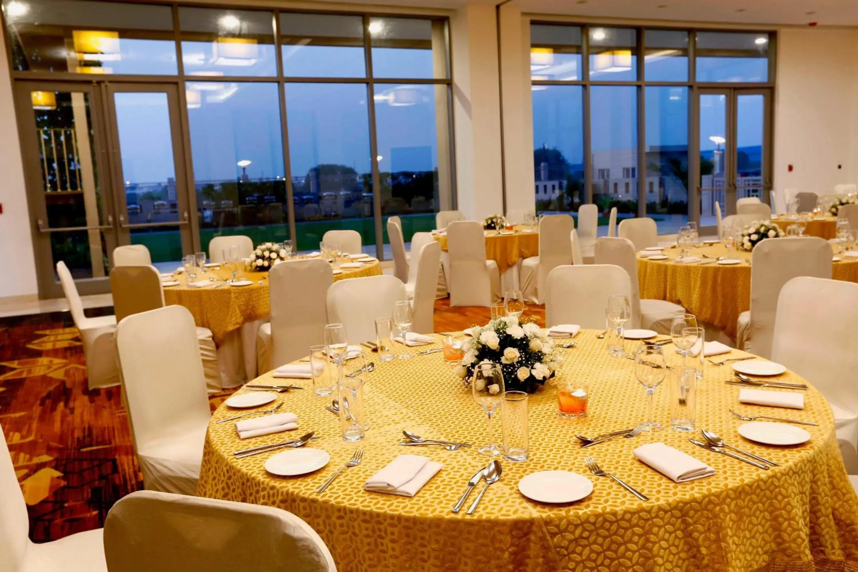 Banquet/Function facilities, Restaurant/Places to Eat in Courtyard by Marriott Surat