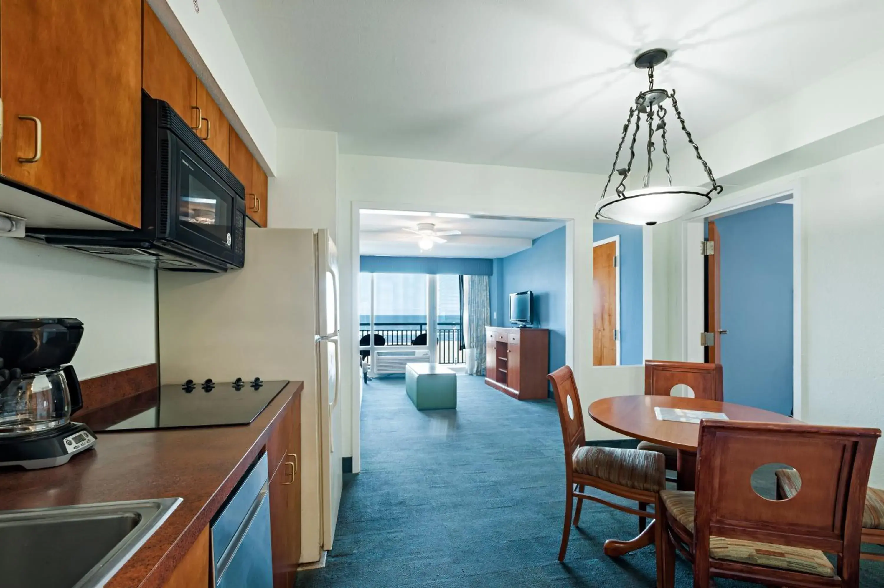 Kitchen or kitchenette, Dining Area in Ocean Sands Resort