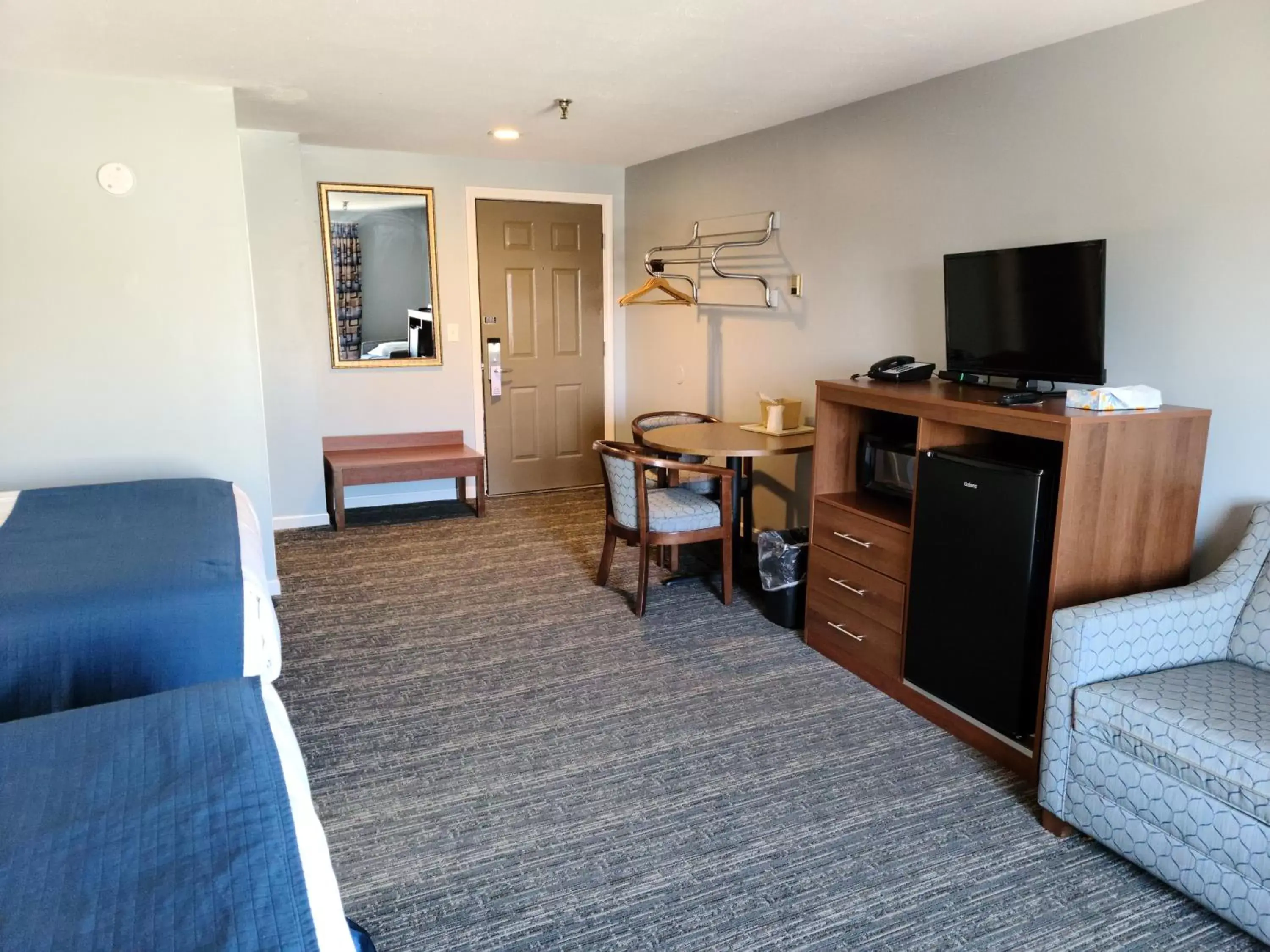 Photo of the whole room, TV/Entertainment Center in Hampton Village Inn