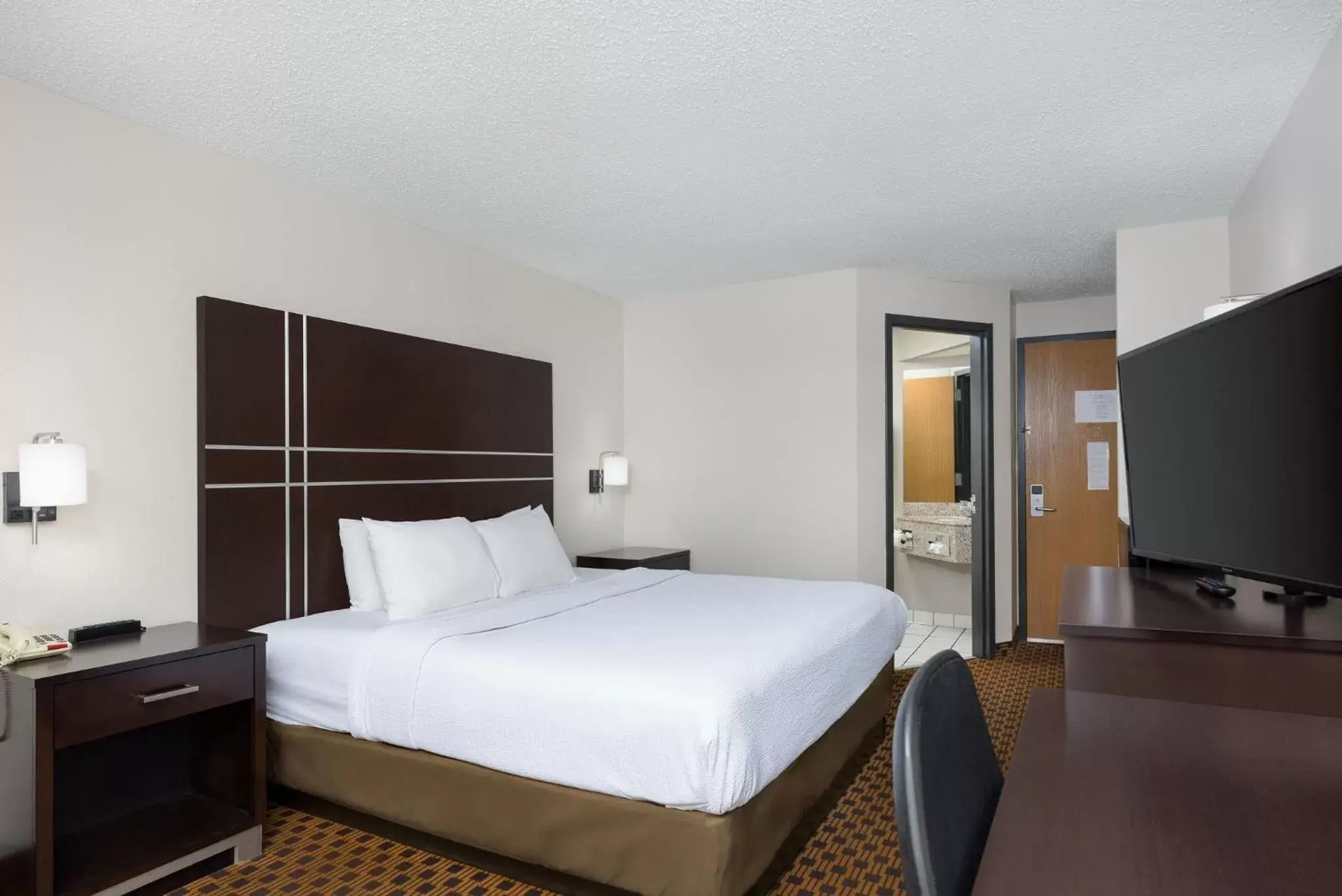 Bedroom, Bed in SureStay Plus Hotel Chattanooga Hamilton Place by Best Western