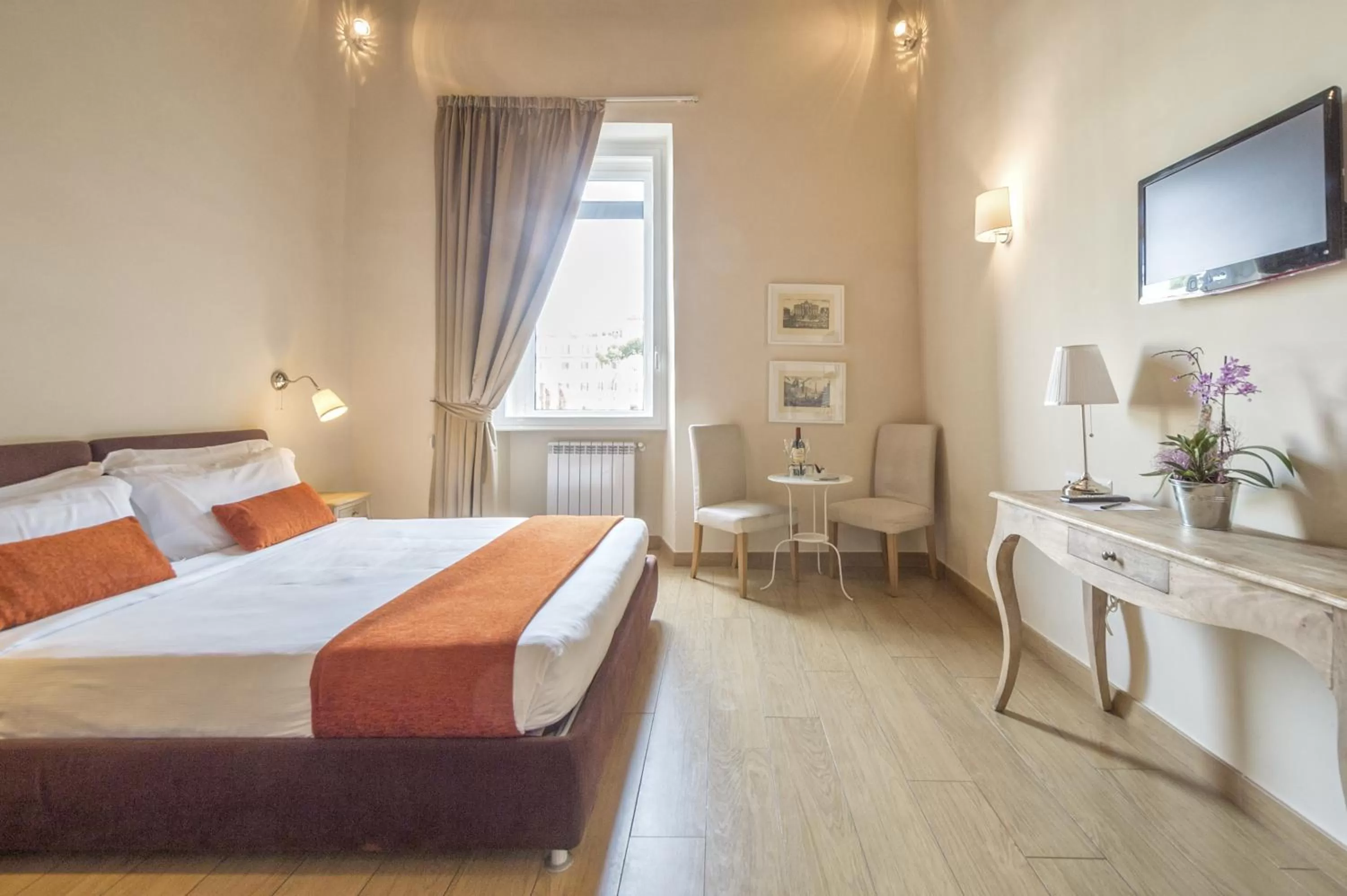 Photo of the whole room, Bed in Little Queen Suite