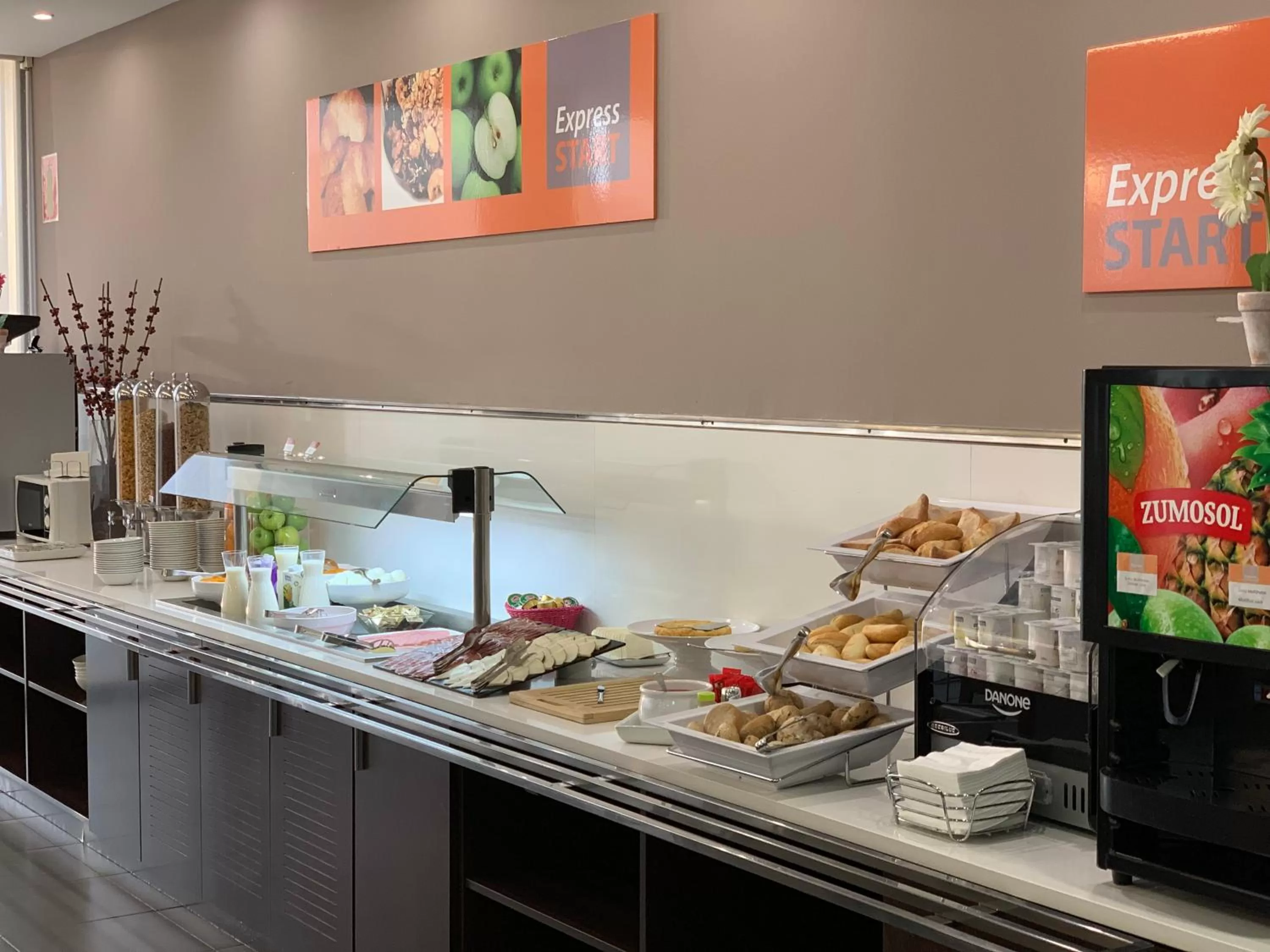 Food and drinks in Holiday Inn Express Vitoria by IHG