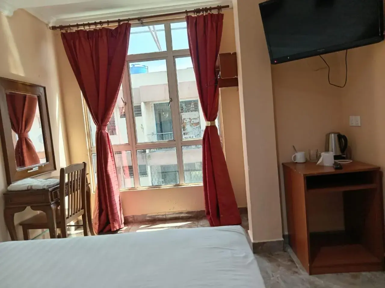 TV and multimedia, Bed in HOTEL RK CAHAYA