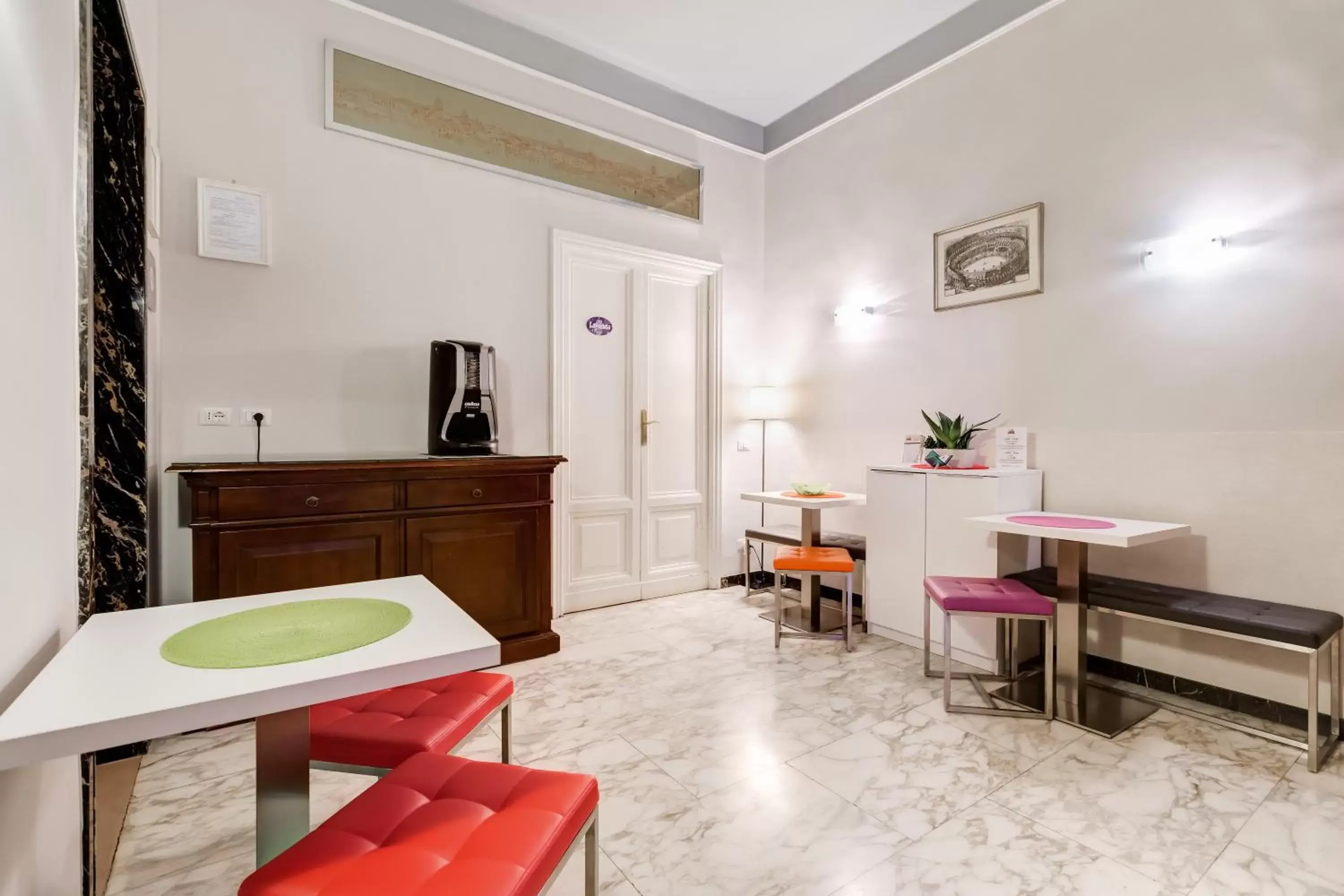 Communal lounge/ TV room in 2 Passi Al Colosseo B&B