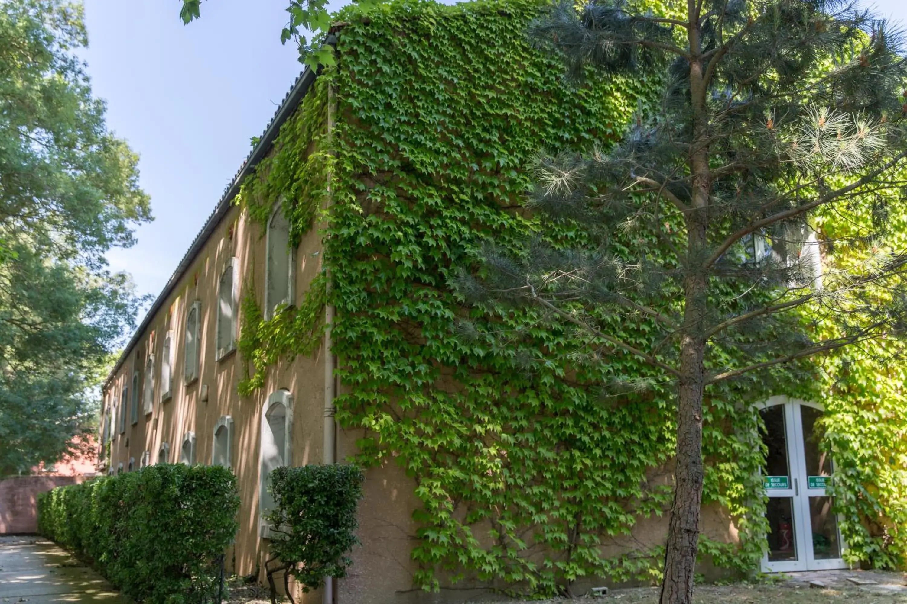 Facade/entrance, Property Building in Hôtel du Canal