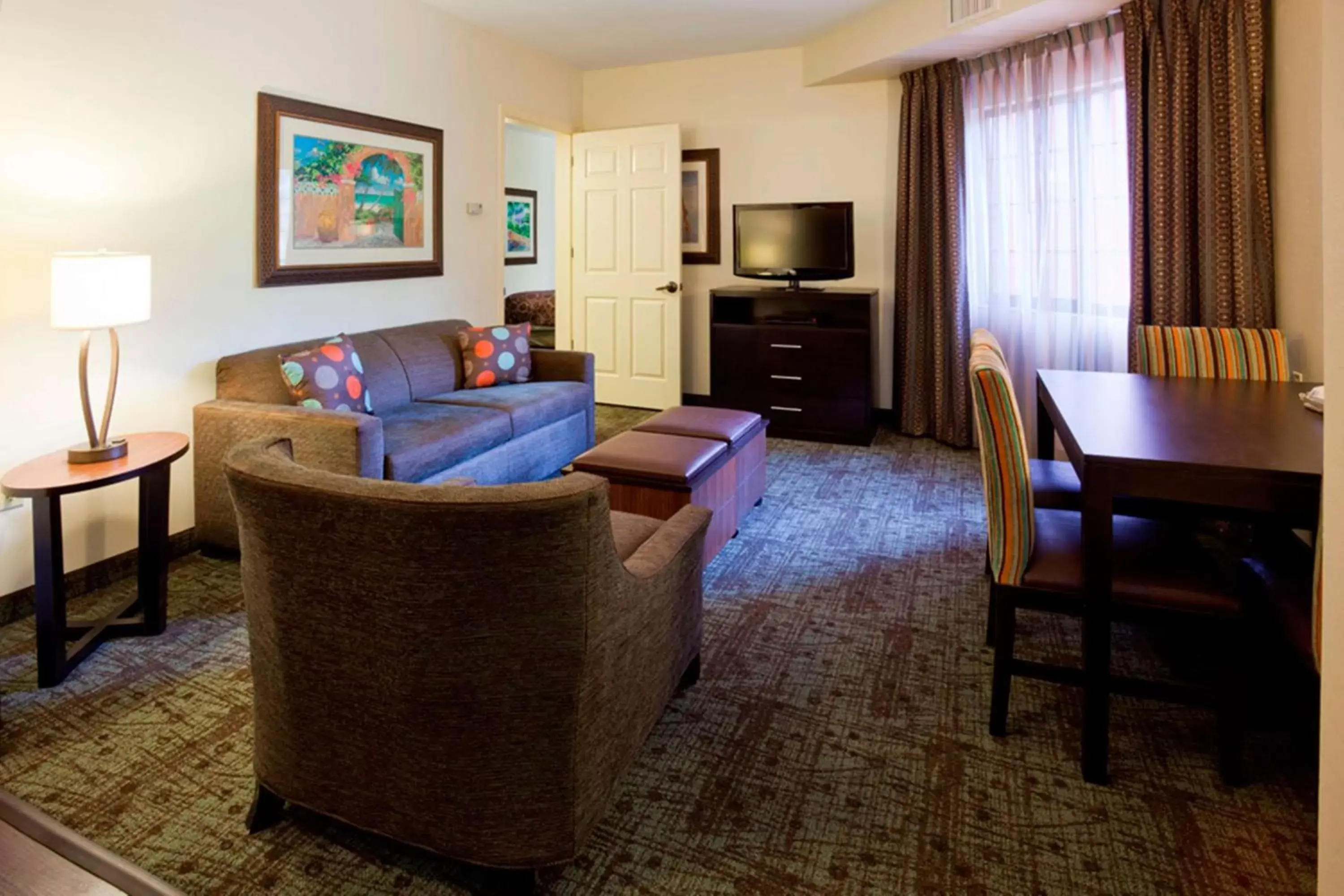 Living room, Seating Area in Sonesta ES Suites Atlanta Alpharetta Avalon