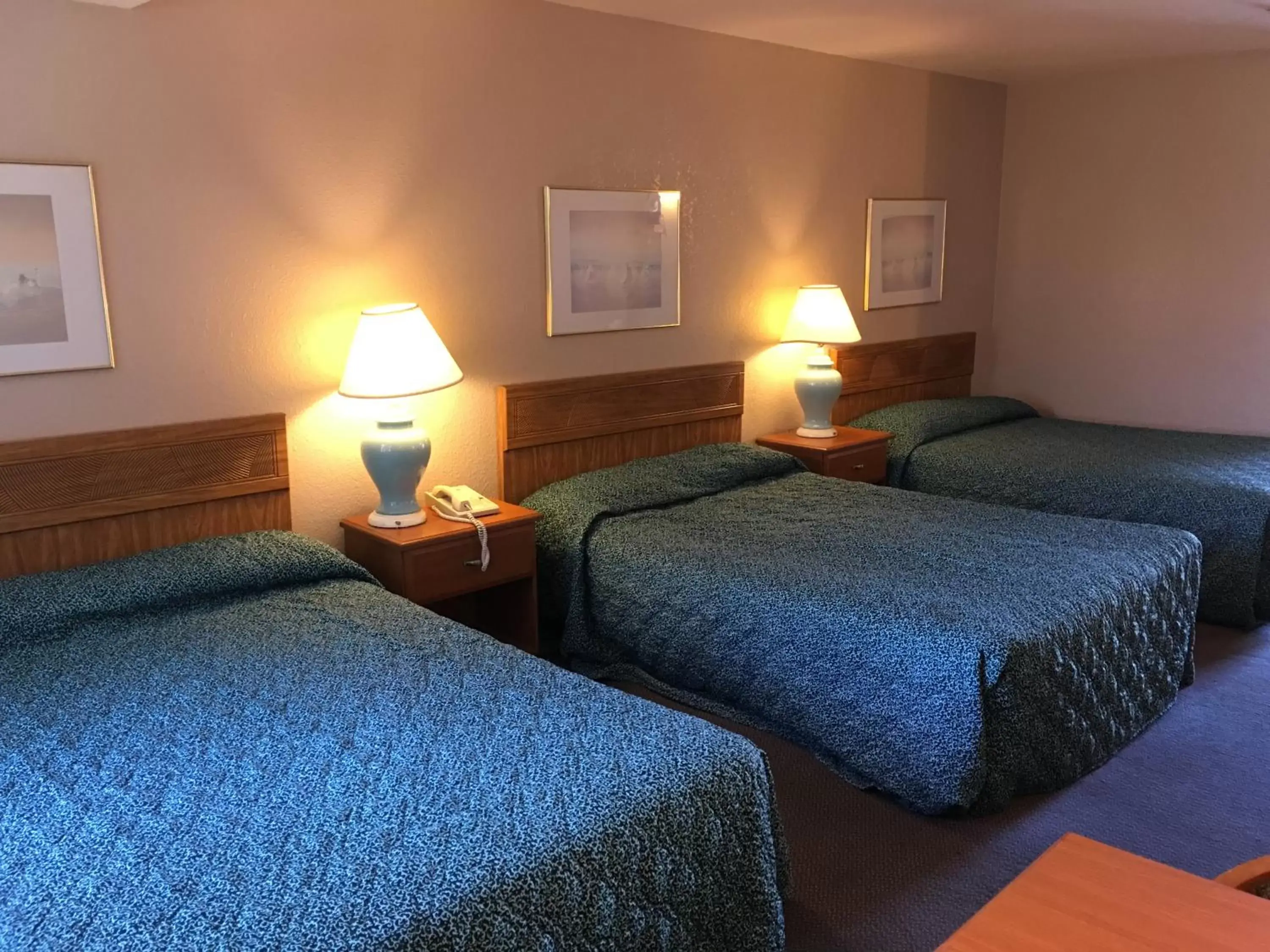 Bed in Applegate Inn Bed in Applegate Inn