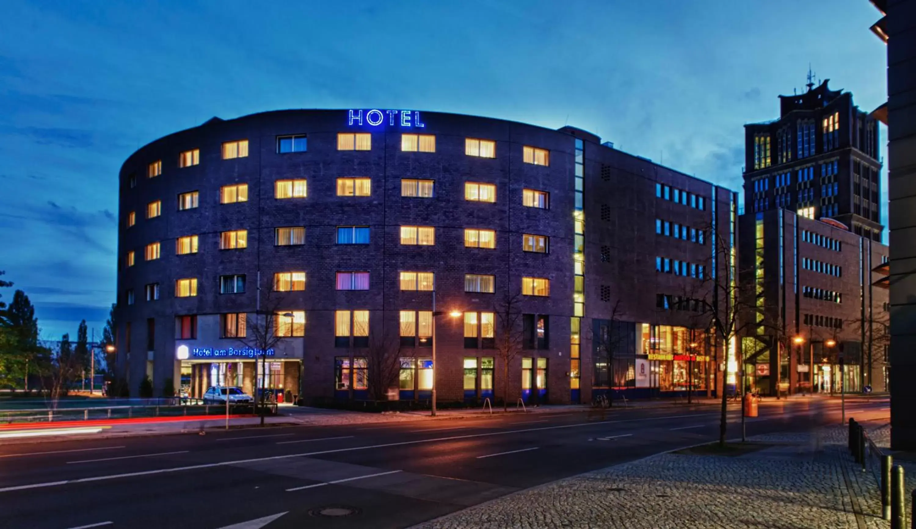 Facade/entrance, Property Building in Hotel am Borsigturm