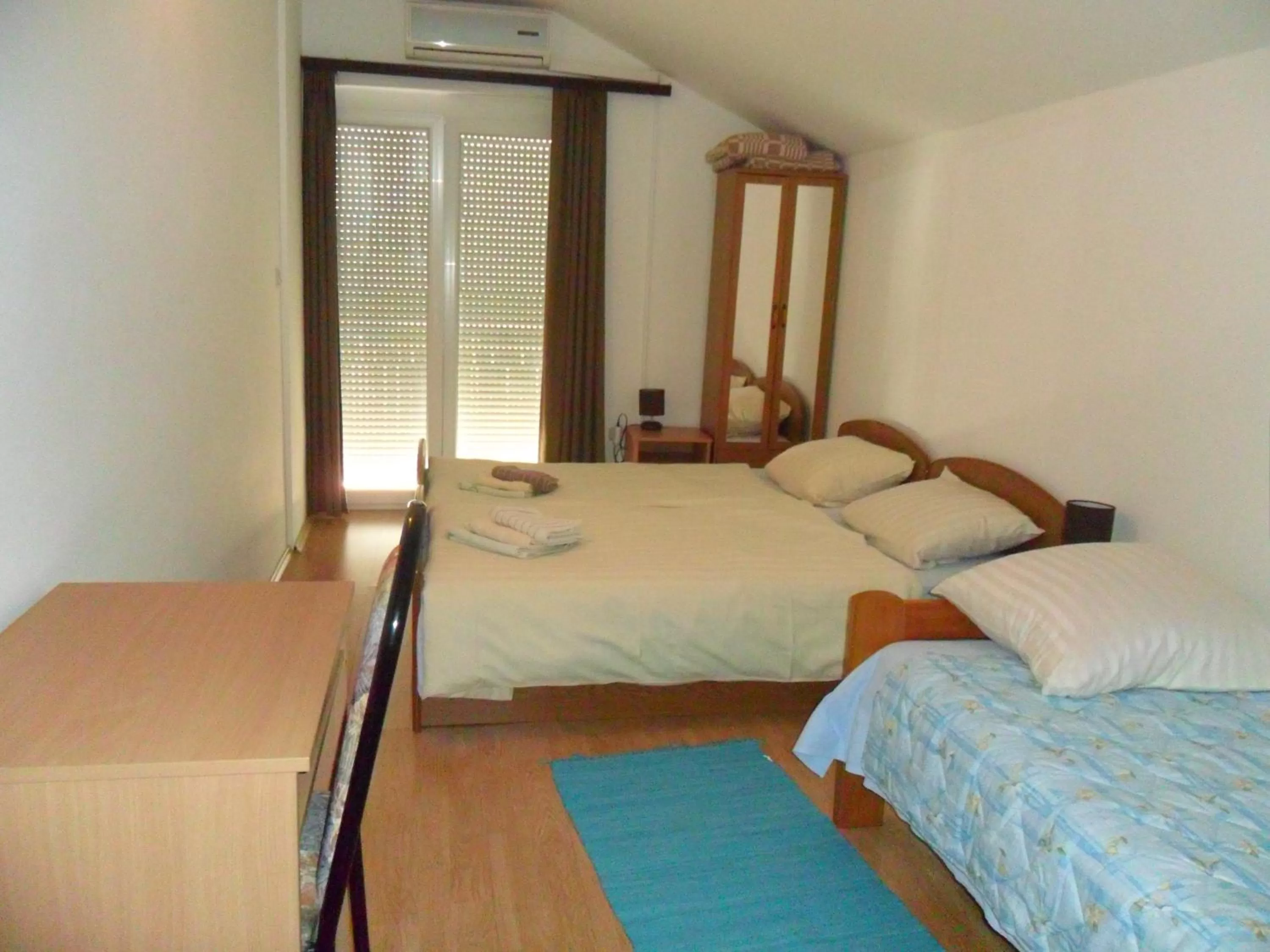 Photo of the whole room, Bed in Sobe u kucanstvu MBM