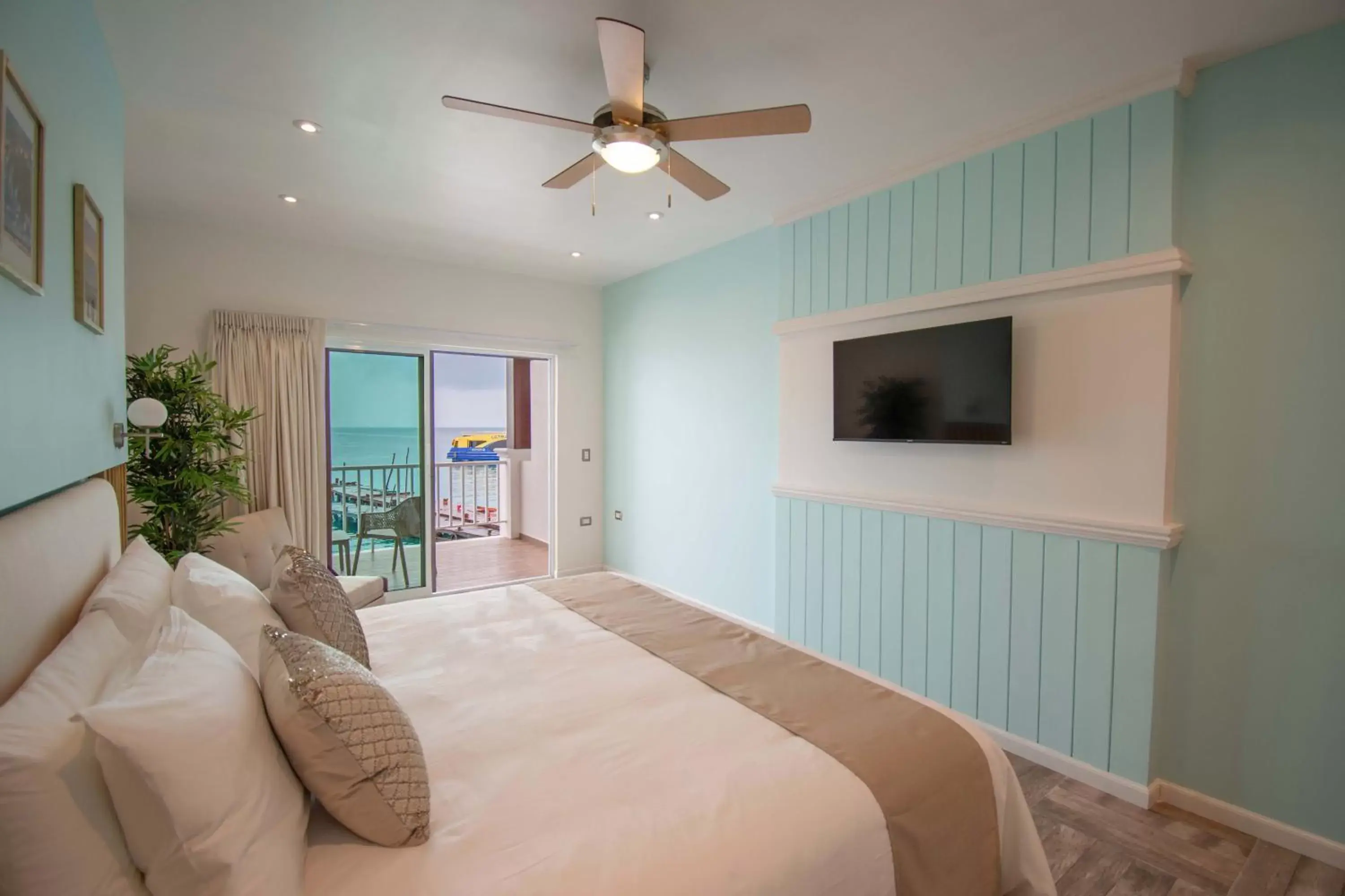 Bed in Ocean Suites Bartolome